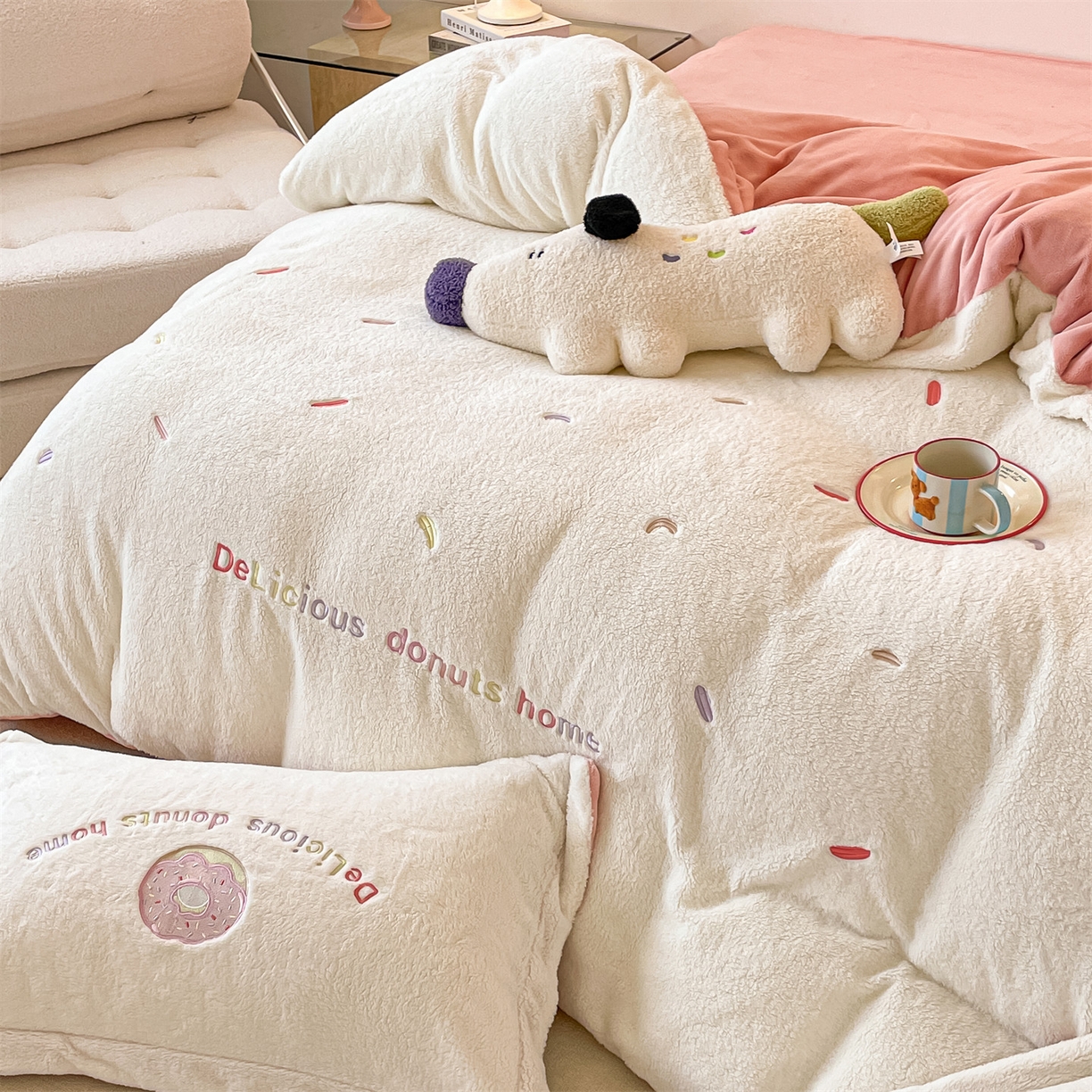 91家纺网 家纺一手货源 找家纺 梦幻之城 2025新款牛奶绒四件套洛可可-朵绒系列 甜甜圈-奶白+橙意粉