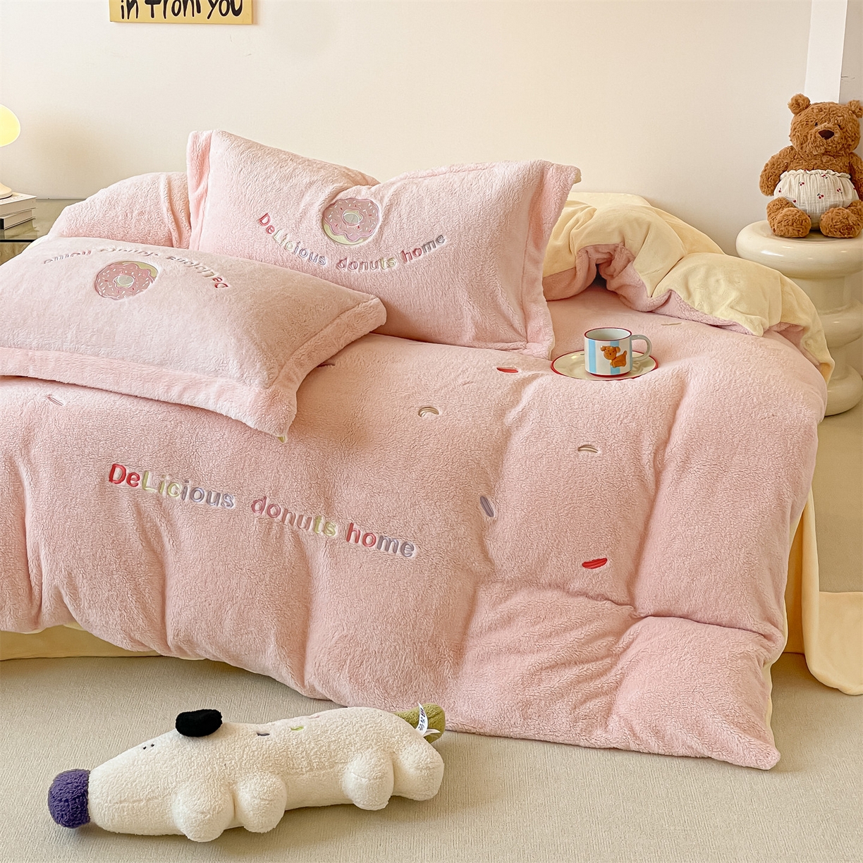 91家纺网 家纺一手货源 找家纺 梦幻之城 2025新款牛奶绒四件套洛可可-朵绒系列 甜甜圈-靓粉+奶黄