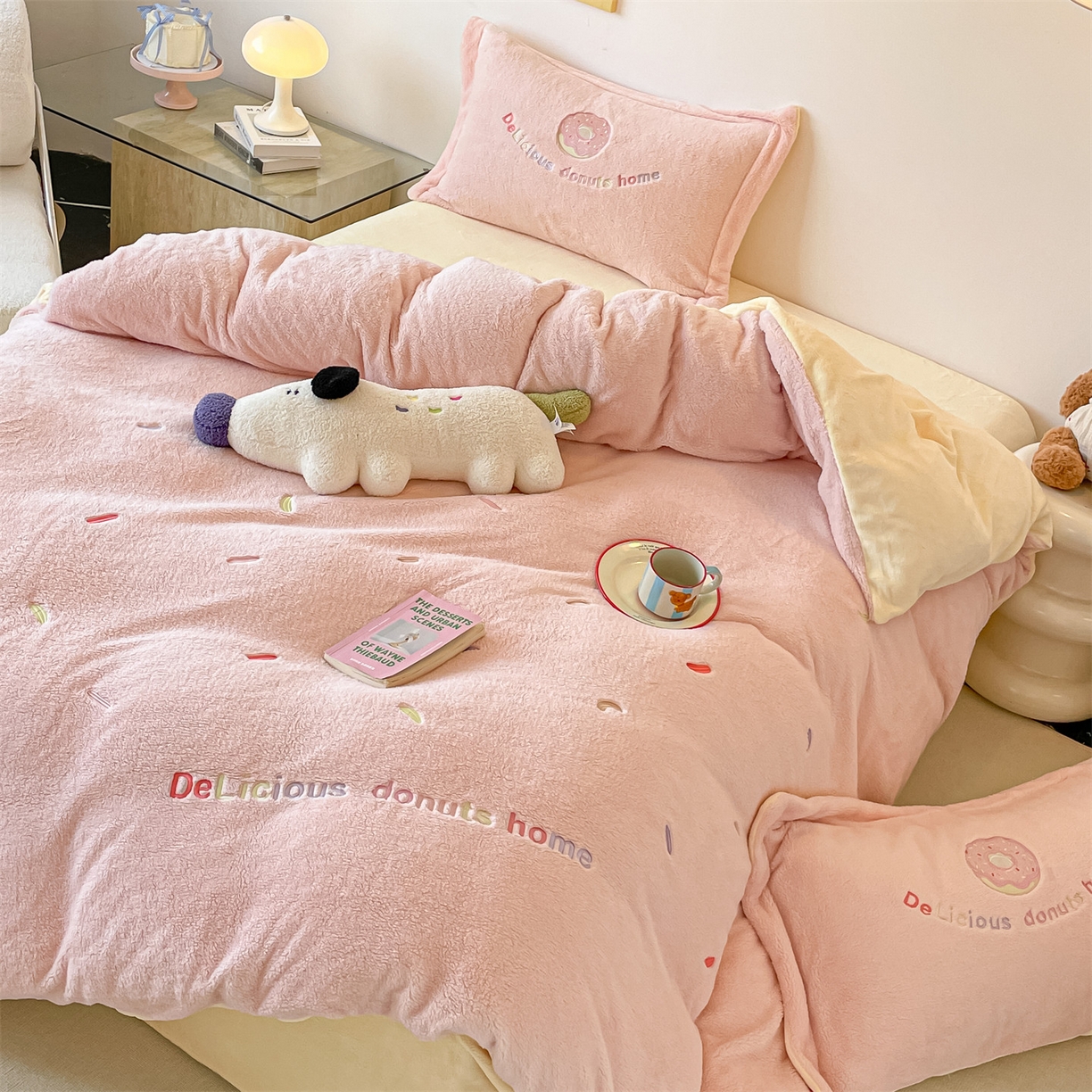 91家纺网 家纺一手货源 找家纺 梦幻之城 2025新款牛奶绒四件套洛可可-朵绒系列 甜甜圈-靓粉+奶黄