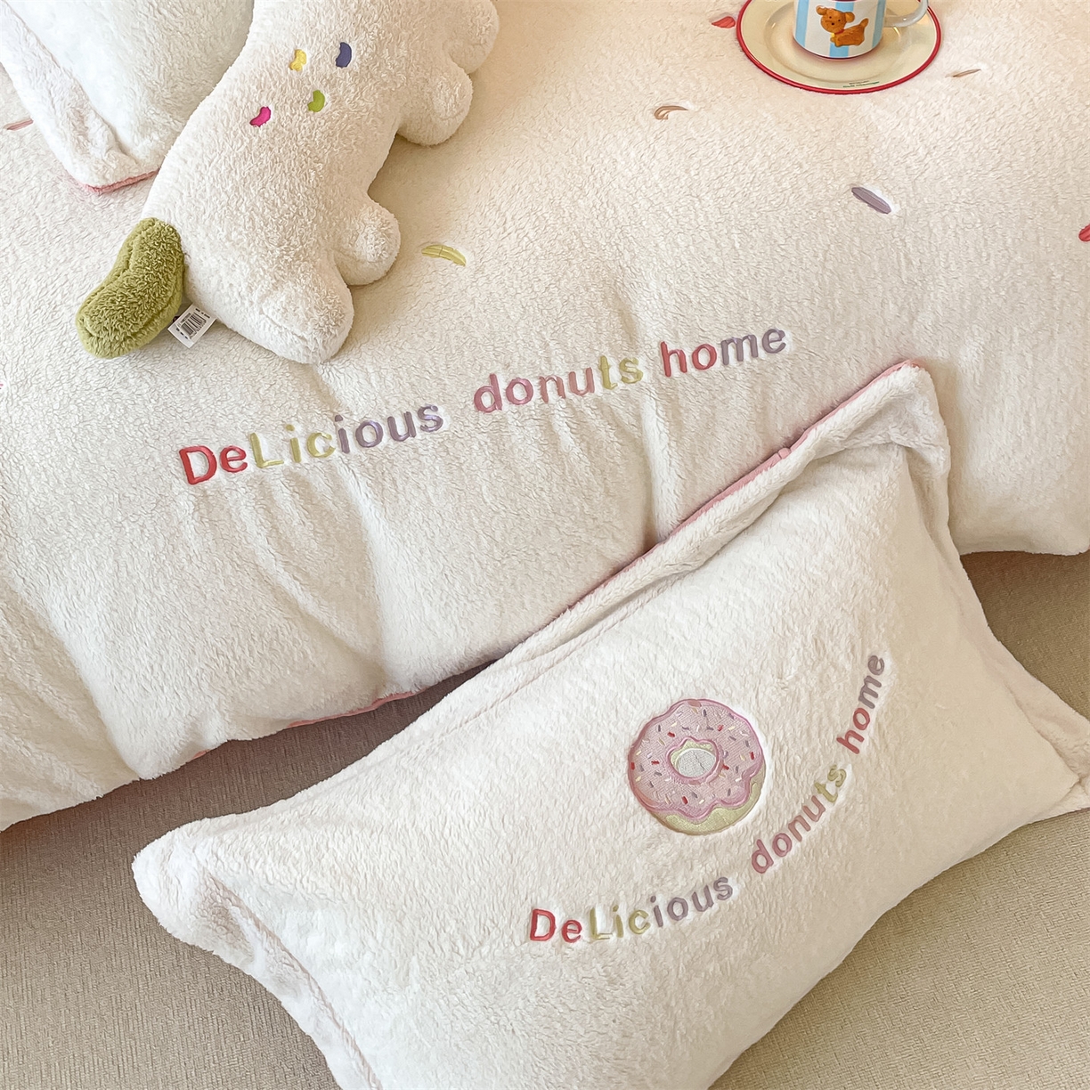 91家纺网 家纺一手货源 找家纺 梦幻之城 2025新款牛奶绒四件套洛可可-朵绒系列 甜甜圈-奶白+橙意粉