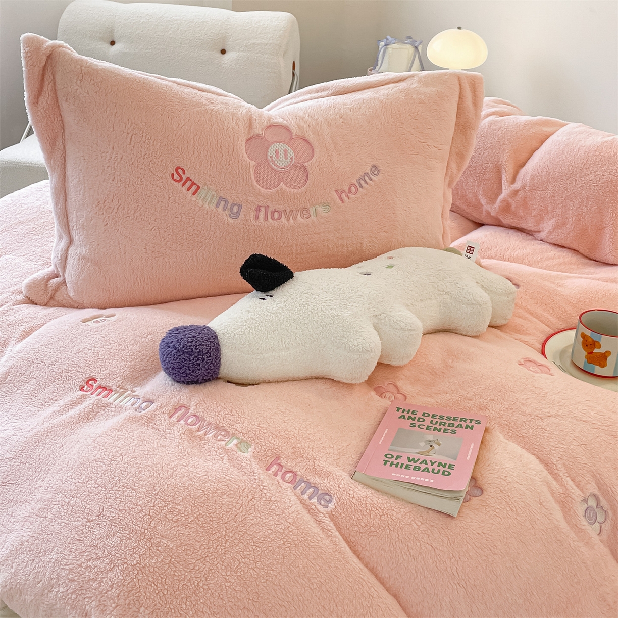 91家纺网 家纺一手货源 找家纺 梦幻之城 2025新款牛奶绒四件套洛可可-朵绒系列 太阳花-靓粉+香槟色