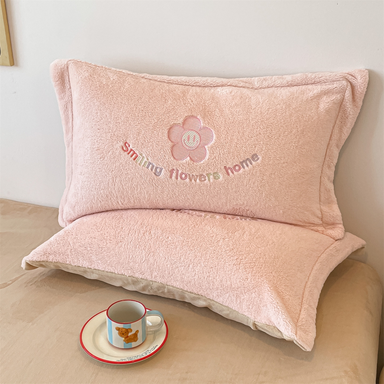 91家纺网 家纺一手货源 找家纺 梦幻之城 2025新款牛奶绒四件套洛可可-朵绒系列 太阳花-靓粉+香槟色