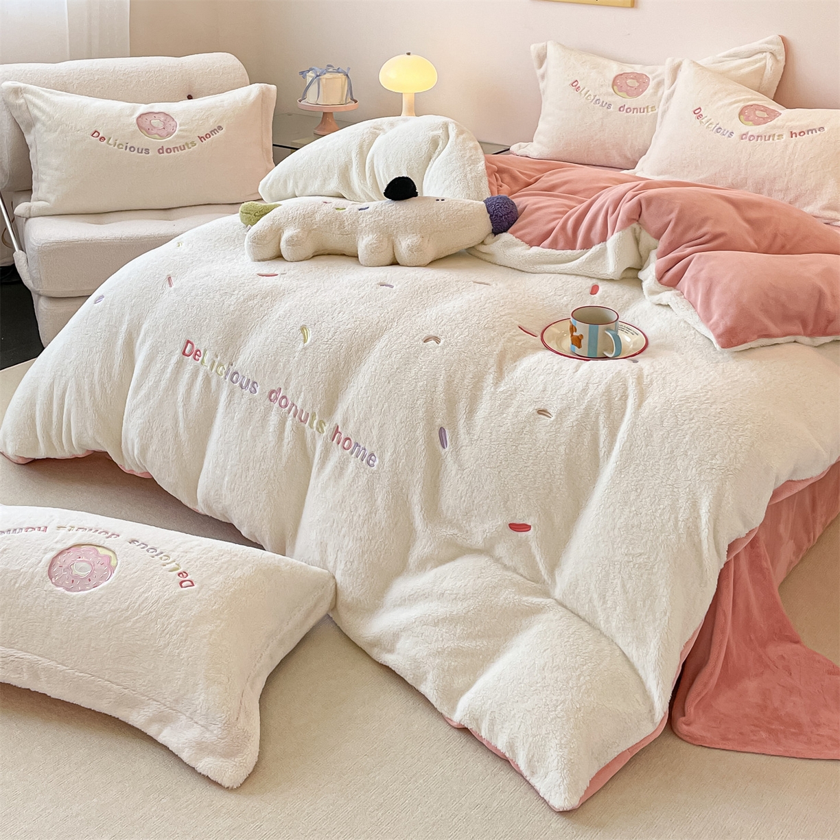 91家纺网 家纺一手货源 找家纺 梦幻之城 2025新款牛奶绒四件套洛可可-朵绒系列 甜甜圈-奶白+橙意粉