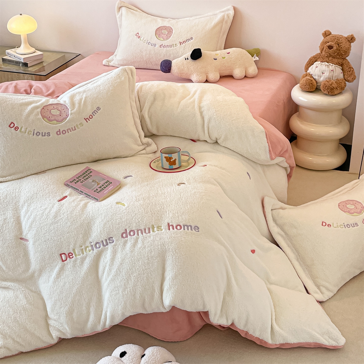 91家纺网 家纺一手货源 找家纺 梦幻之城 2025新款牛奶绒四件套洛可可-朵绒系列 甜甜圈-奶白+橙意粉