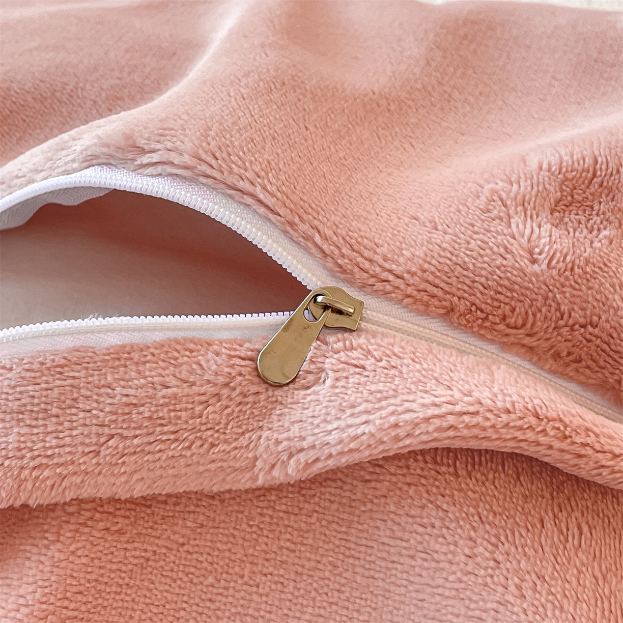 91家纺网 家纺一手货源 找家纺 梦幻之城 2025新款牛奶绒四件套洛可可-朵绒系列 甜甜圈-奶白+橙意粉