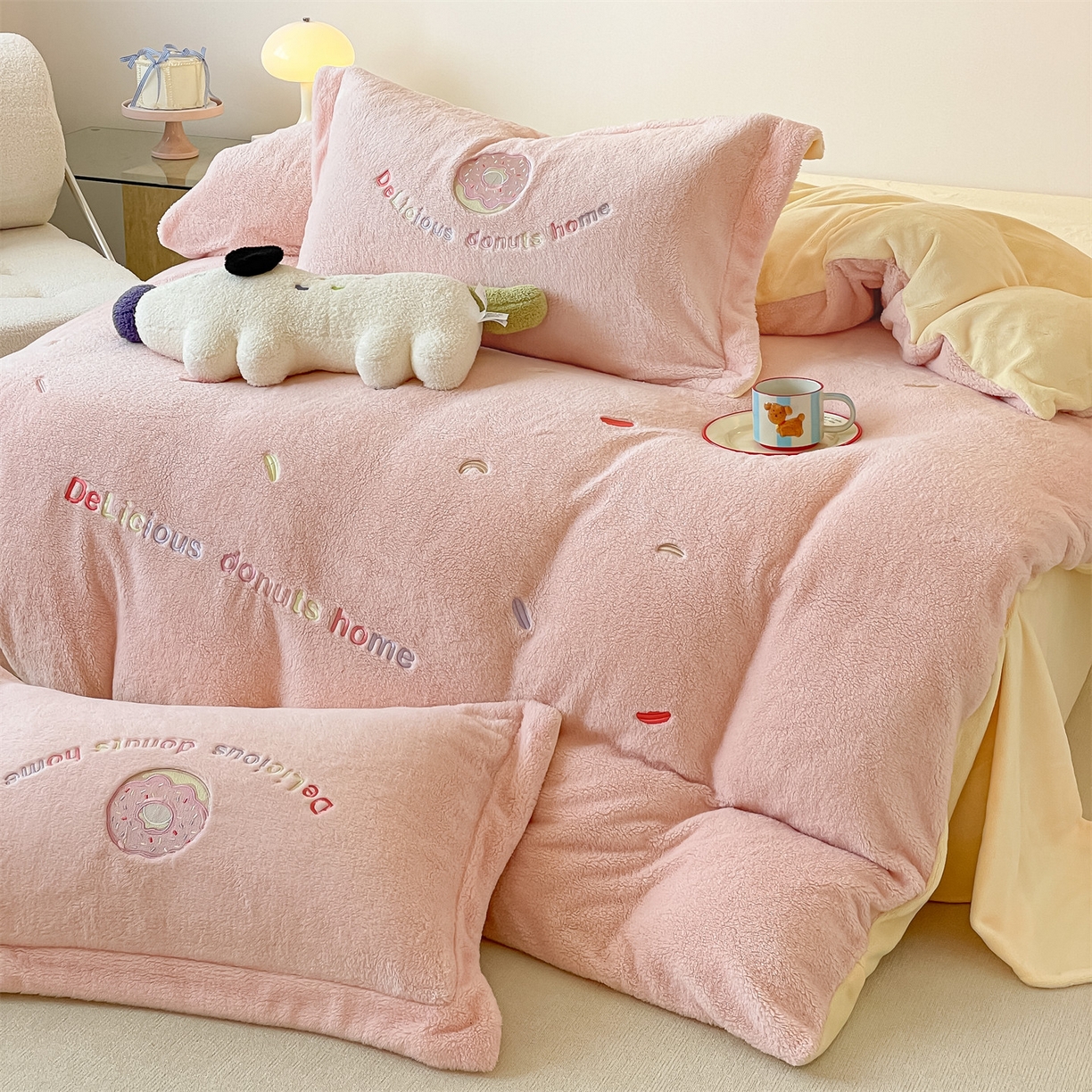 91家纺网 家纺一手货源 找家纺 梦幻之城 2025新款牛奶绒四件套洛可可-朵绒系列 甜甜圈-靓粉+奶黄