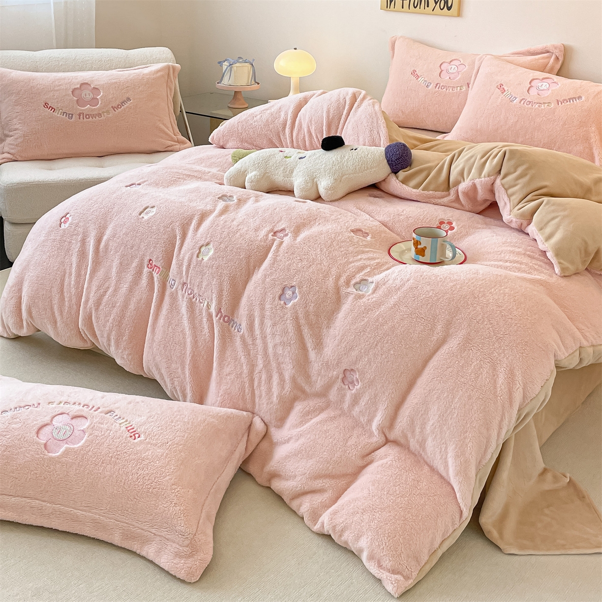91家纺网 家纺一手货源 找家纺 梦幻之城 2025新款牛奶绒四件套洛可可-朵绒系列 太阳花-靓粉+香槟色