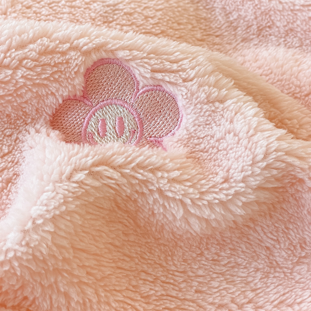 91家纺网 家纺一手货源 找家纺 梦幻之城 2025新款牛奶绒四件套洛可可-朵绒系列 太阳花-靓粉+香槟色