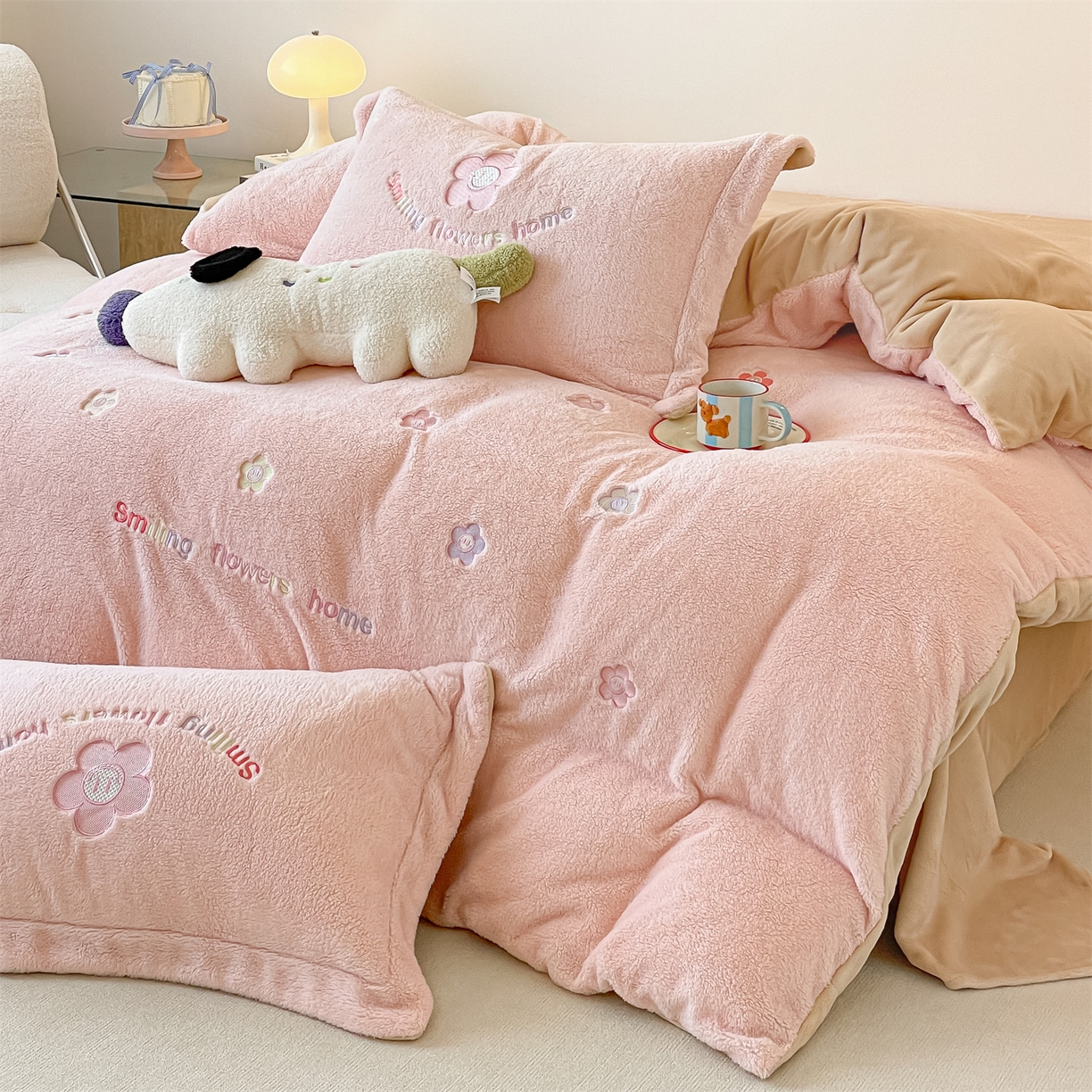 91家纺网 家纺一手货源 找家纺 梦幻之城 2025新款牛奶绒四件套洛可可-朵绒系列 太阳花-靓粉+香槟色