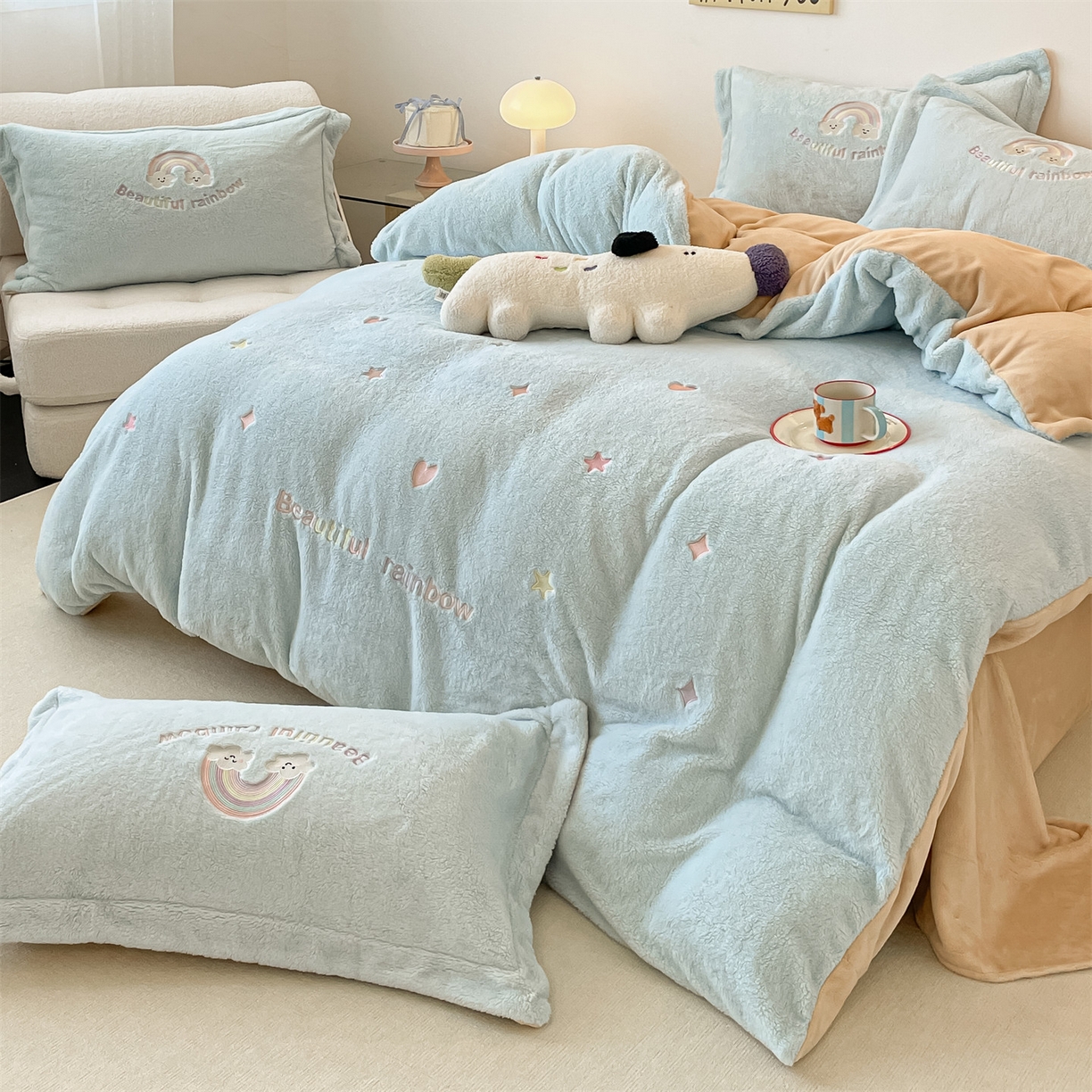 91家纺网 家纺一手货源 找家纺 梦幻之城 2025新款牛奶绒四件套洛可可-朵绒系列 彩虹-天空蓝+香槟色