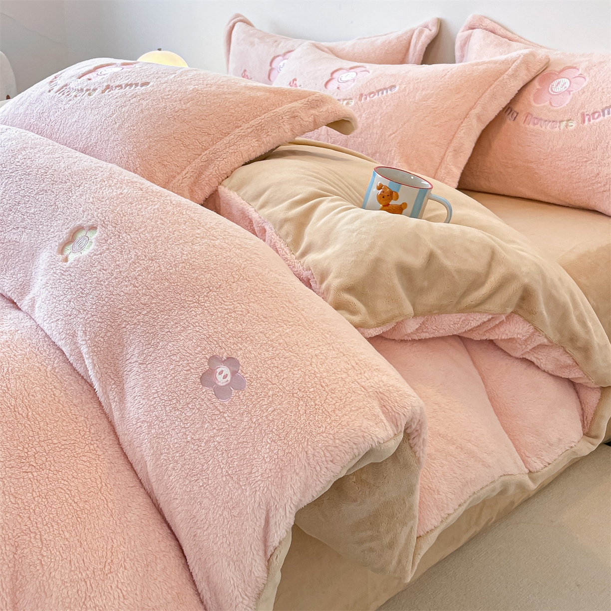 91家纺网 家纺一手货源 找家纺 梦幻之城 2025新款牛奶绒四件套洛可可-朵绒系列 太阳花-靓粉+香槟色