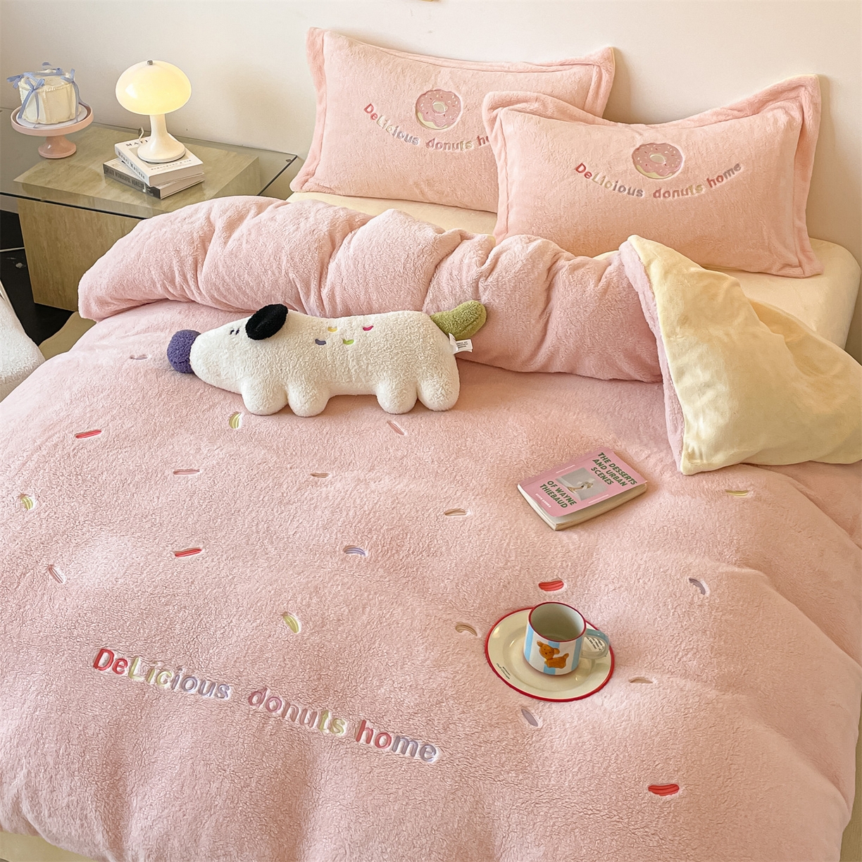 91家纺网 家纺一手货源 找家纺 梦幻之城 2025新款牛奶绒四件套洛可可-朵绒系列 甜甜圈-靓粉+奶黄