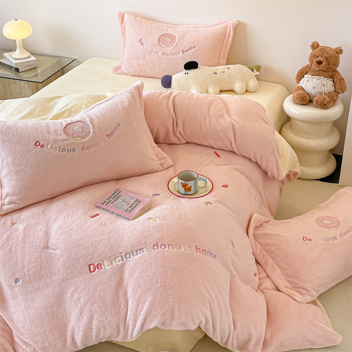 91家纺网 家纺一手货源 找家纺 梦幻之城 2025新款牛奶绒四件套洛可可-朵绒系列 甜甜圈-靓粉+奶黄