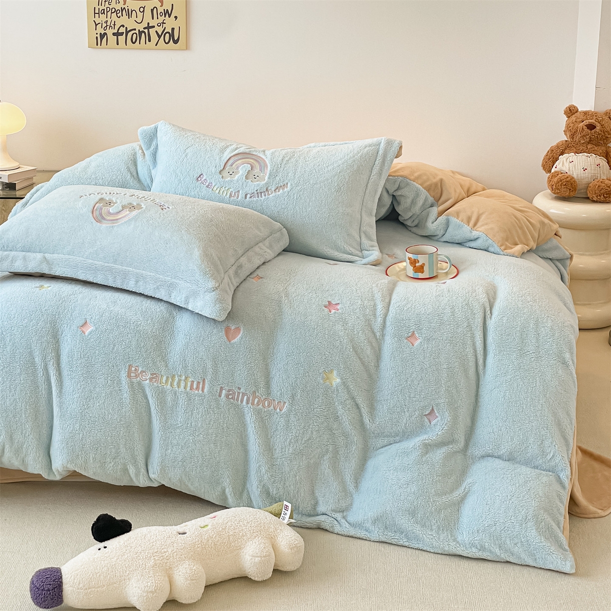 91家纺网 家纺一手货源 找家纺 梦幻之城 2025新款牛奶绒四件套洛可可-朵绒系列 彩虹-天空蓝+香槟色