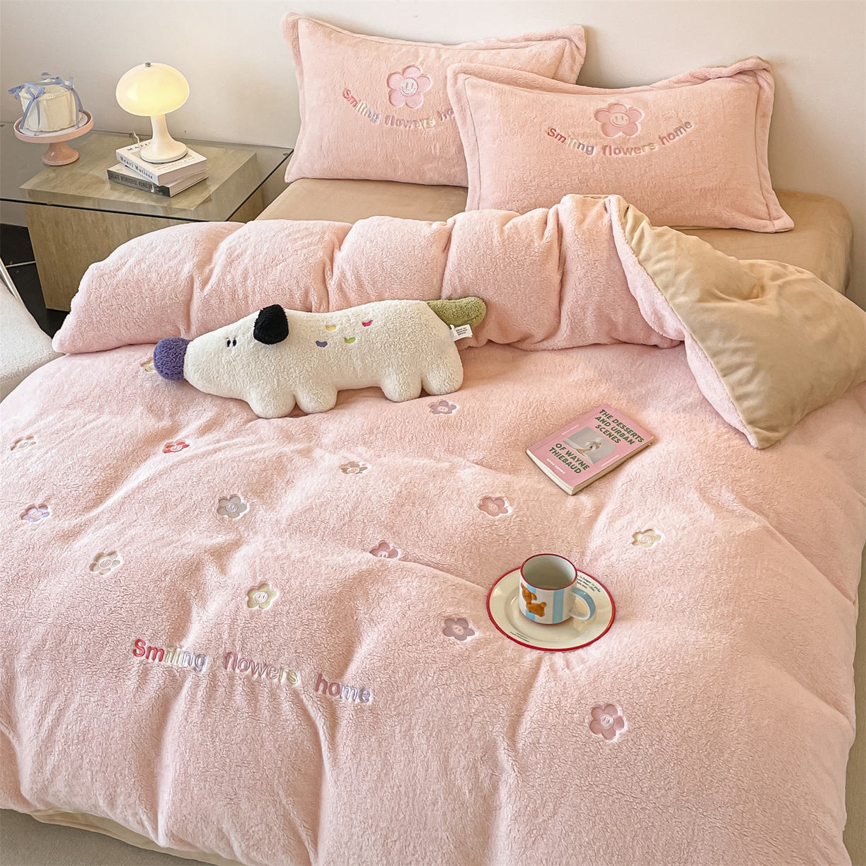 91家纺网 家纺一手货源 找家纺 梦幻之城 2025新款牛奶绒四件套洛可可-朵绒系列 太阳花-靓粉+香槟色