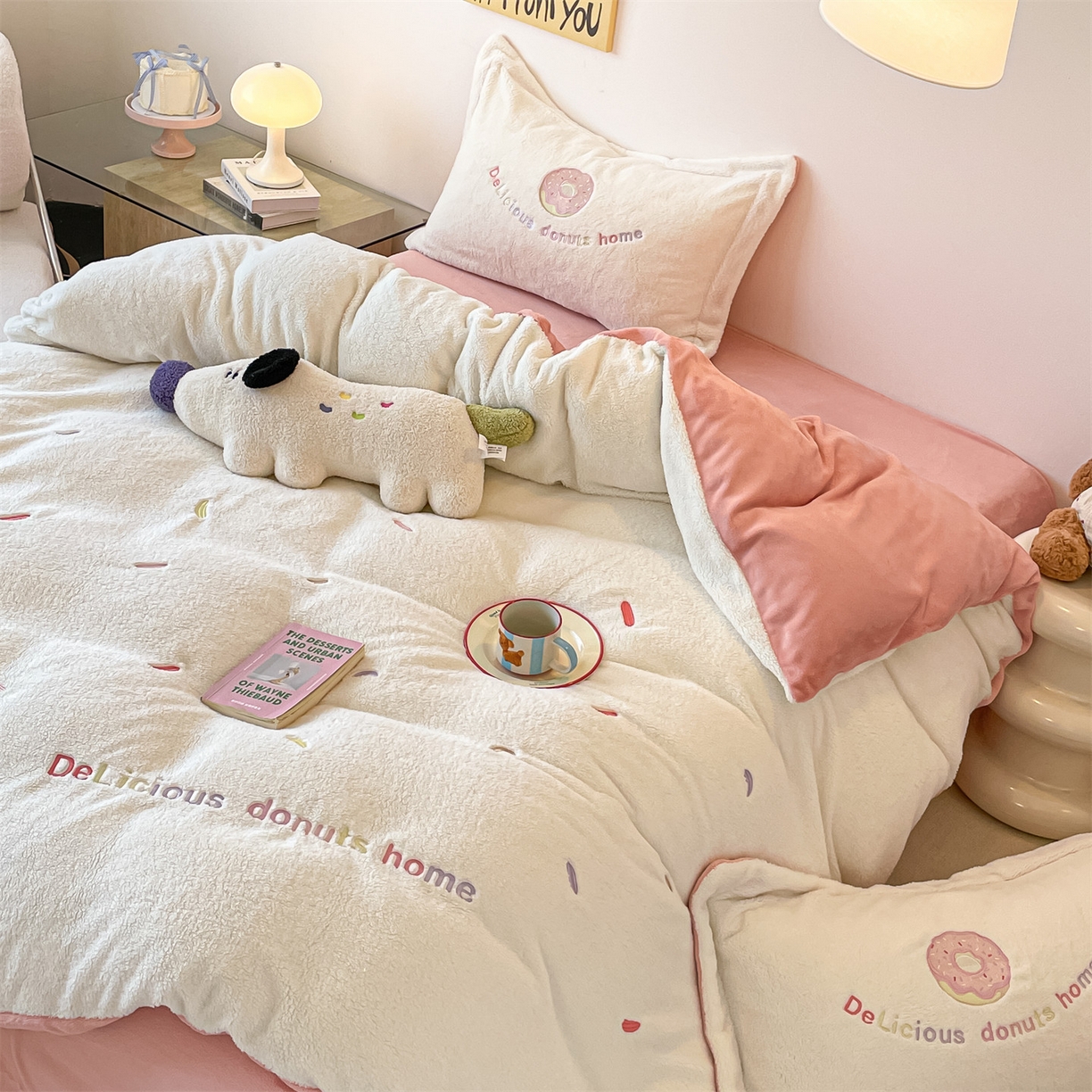 91家纺网 家纺一手货源 找家纺 梦幻之城 2025新款牛奶绒四件套洛可可-朵绒系列 甜甜圈-奶白+橙意粉