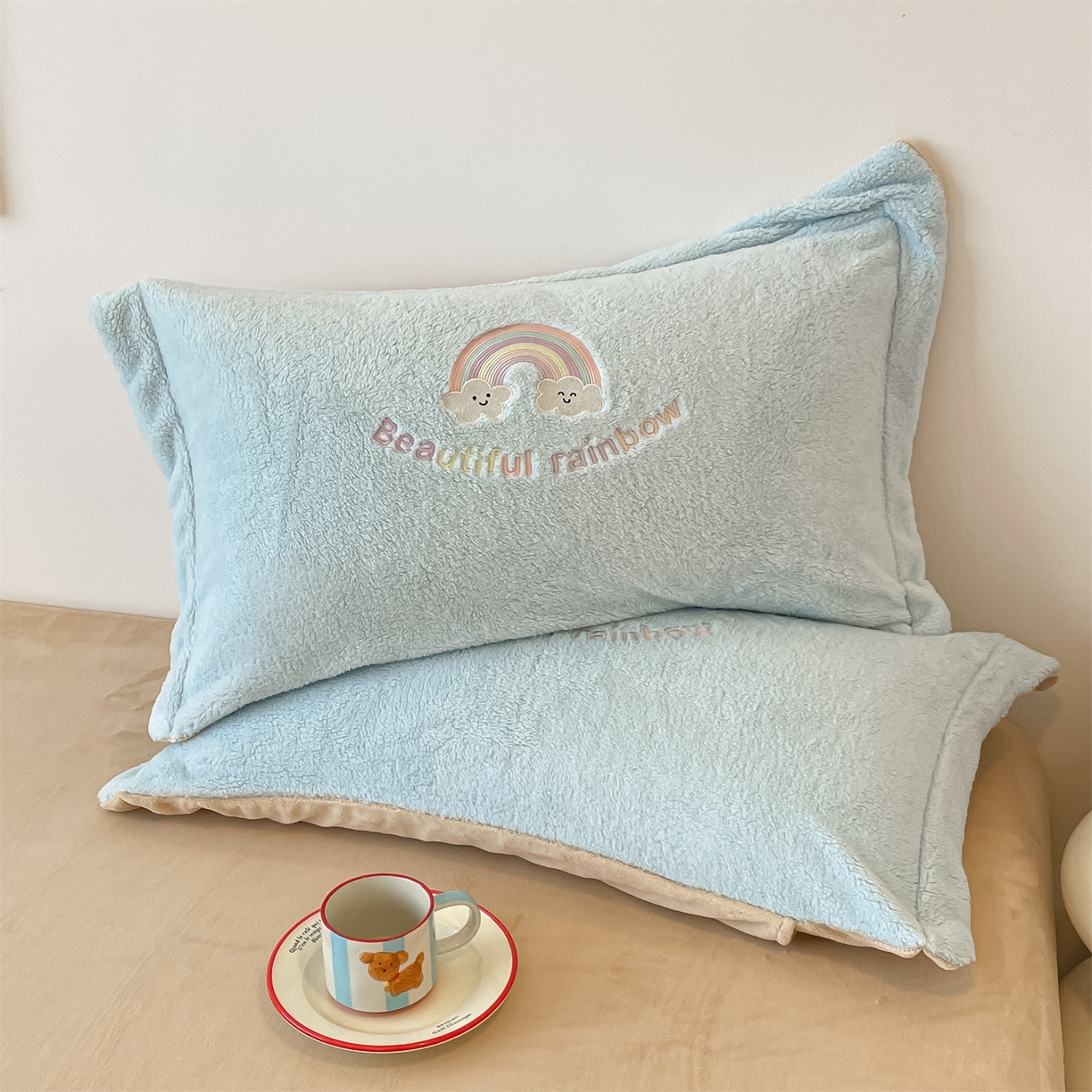 91家纺网 家纺一手货源 找家纺 梦幻之城 2025新款牛奶绒四件套洛可可-朵绒系列 彩虹-天空蓝+香槟色