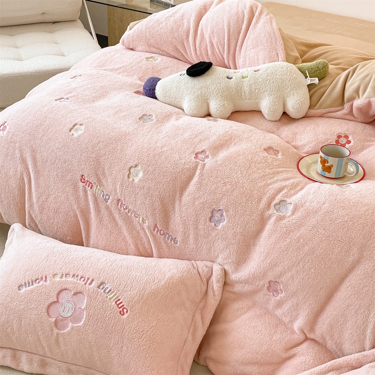 91家纺网 家纺一手货源 找家纺 梦幻之城 2025新款牛奶绒四件套洛可可-朵绒系列 太阳花-靓粉+香槟色