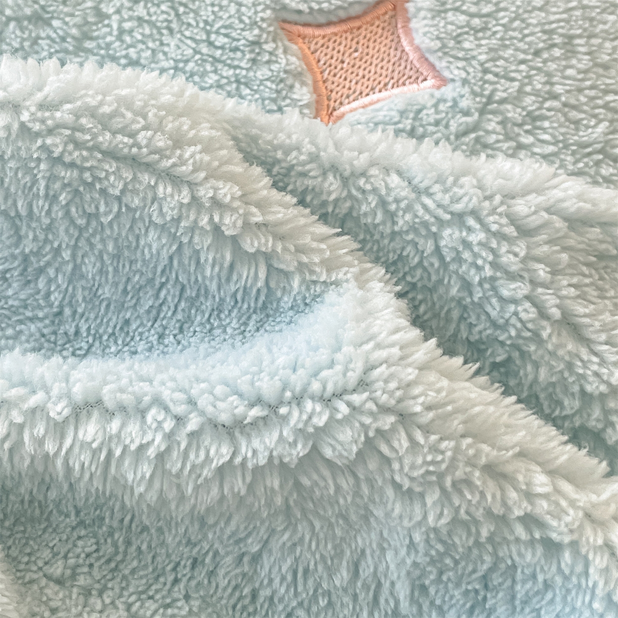 91家纺网 家纺一手货源 找家纺 梦幻之城 2025新款牛奶绒四件套洛可可-朵绒系列 彩虹-天空蓝+香槟色