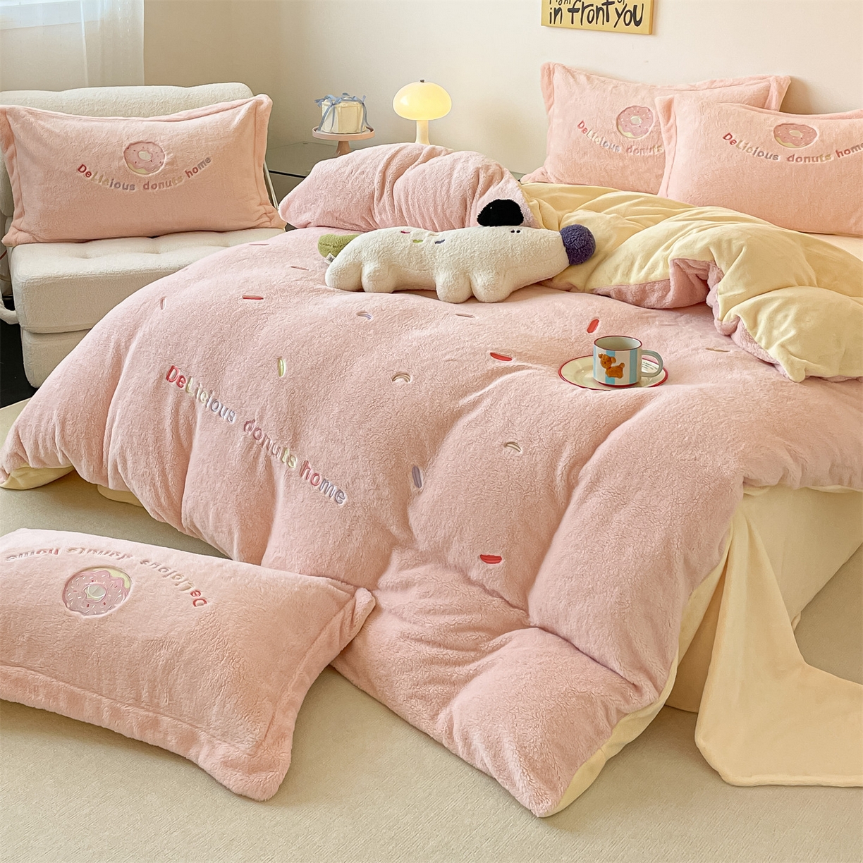 91家纺网 家纺一手货源 找家纺 梦幻之城 2025新款牛奶绒四件套洛可可-朵绒系列 甜甜圈-靓粉+奶黄