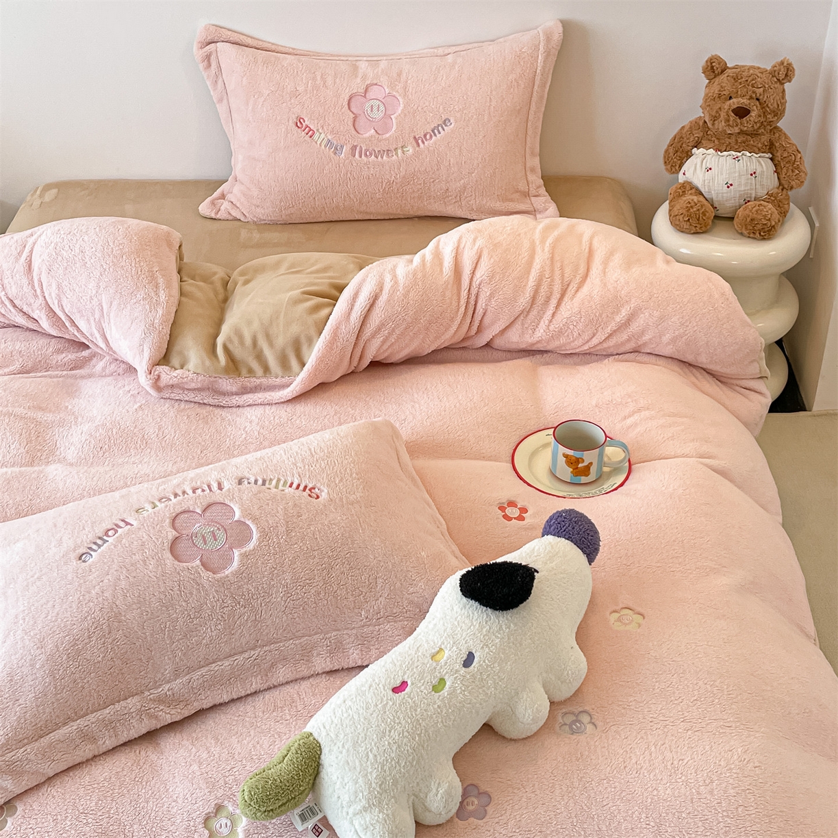 91家纺网 家纺一手货源 找家纺 梦幻之城 2025新款牛奶绒四件套洛可可-朵绒系列 太阳花-靓粉+香槟色