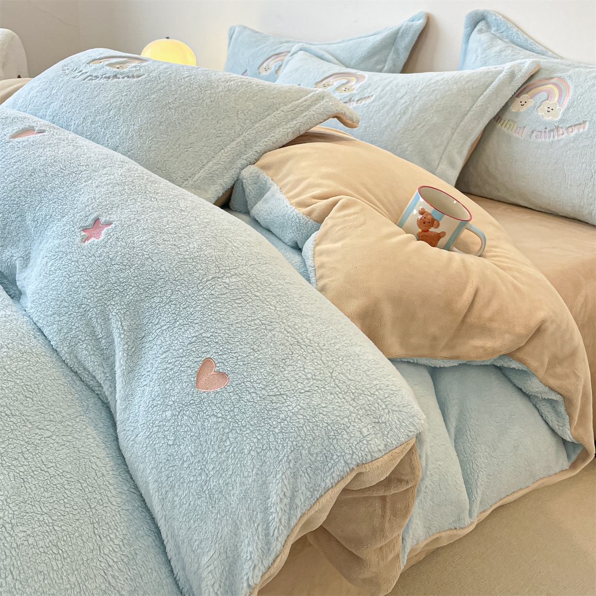 91家纺网 家纺一手货源 找家纺 梦幻之城 2025新款牛奶绒四件套洛可可-朵绒系列 彩虹-天空蓝+香槟色