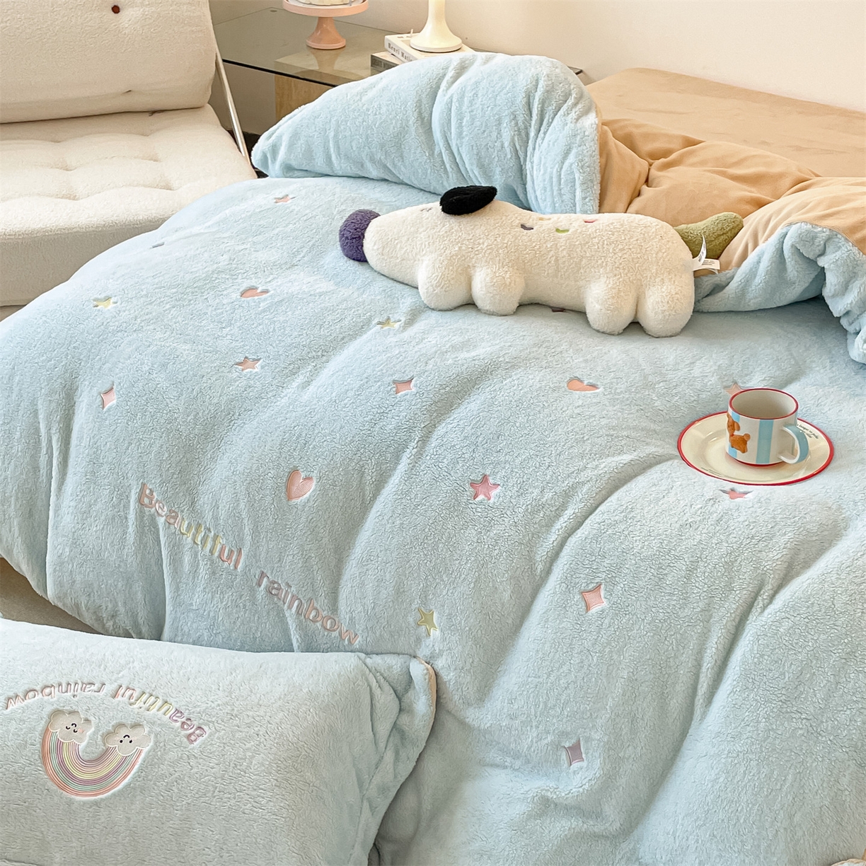 91家纺网 家纺一手货源 找家纺 梦幻之城 2025新款牛奶绒四件套洛可可-朵绒系列 彩虹-天空蓝+香槟色