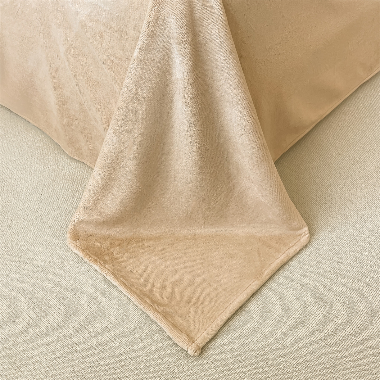 91家纺网 家纺一手货源 找家纺 梦幻之城 2025新款牛奶绒四件套洛可可-朵绒系列 彩虹-天空蓝+香槟色