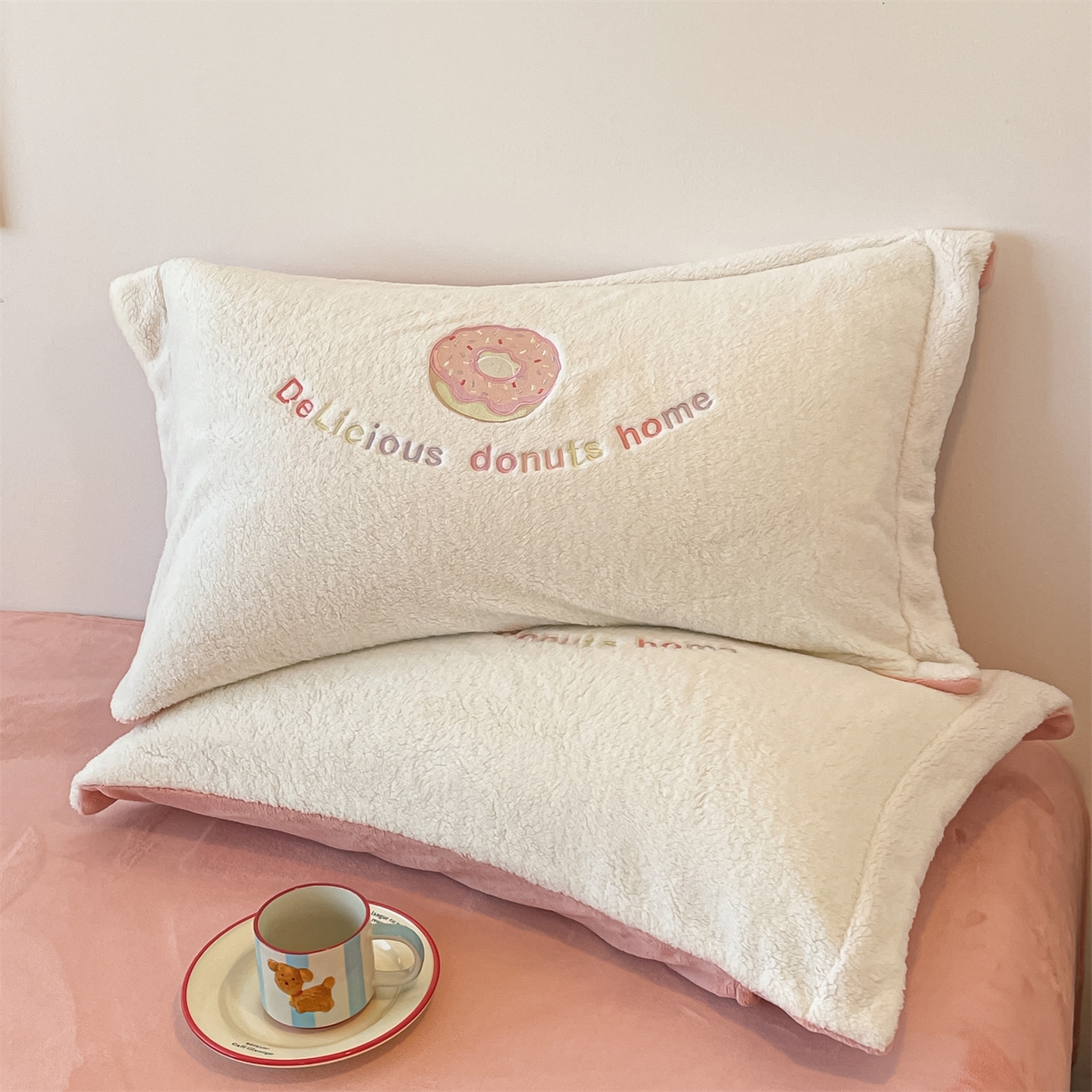 91家纺网 家纺一手货源 找家纺 梦幻之城 2025新款牛奶绒四件套洛可可-朵绒系列 甜甜圈-奶白+橙意粉