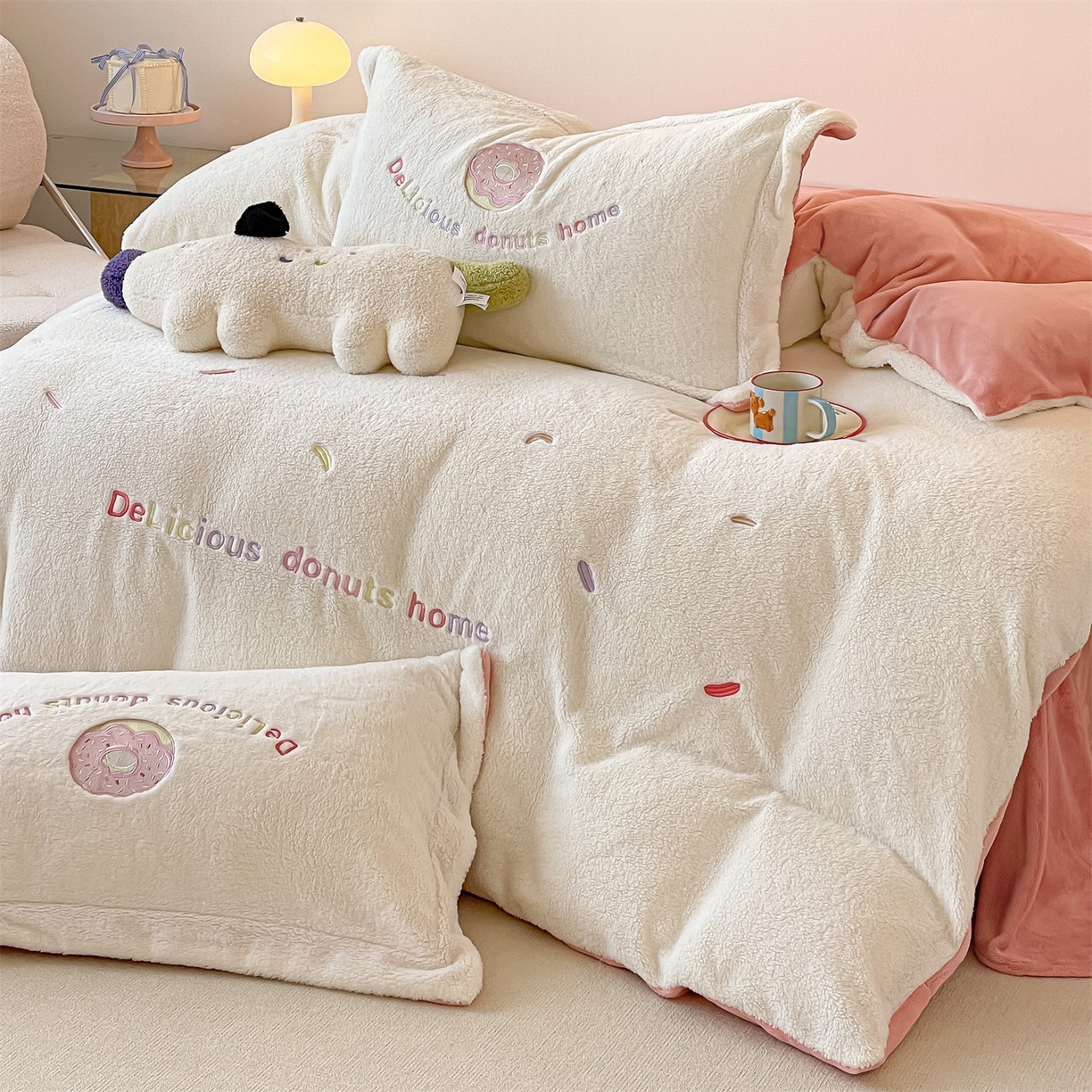 91家纺网 家纺一手货源 找家纺 梦幻之城 2025新款牛奶绒四件套洛可可-朵绒系列 甜甜圈-奶白+橙意粉