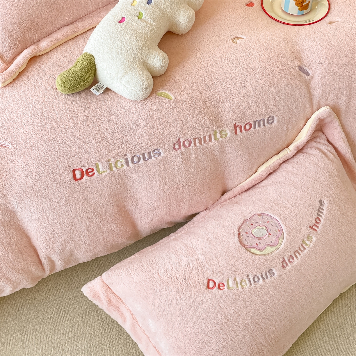 91家纺网 家纺一手货源 找家纺 梦幻之城 2025新款牛奶绒四件套洛可可-朵绒系列 甜甜圈-靓粉+奶黄