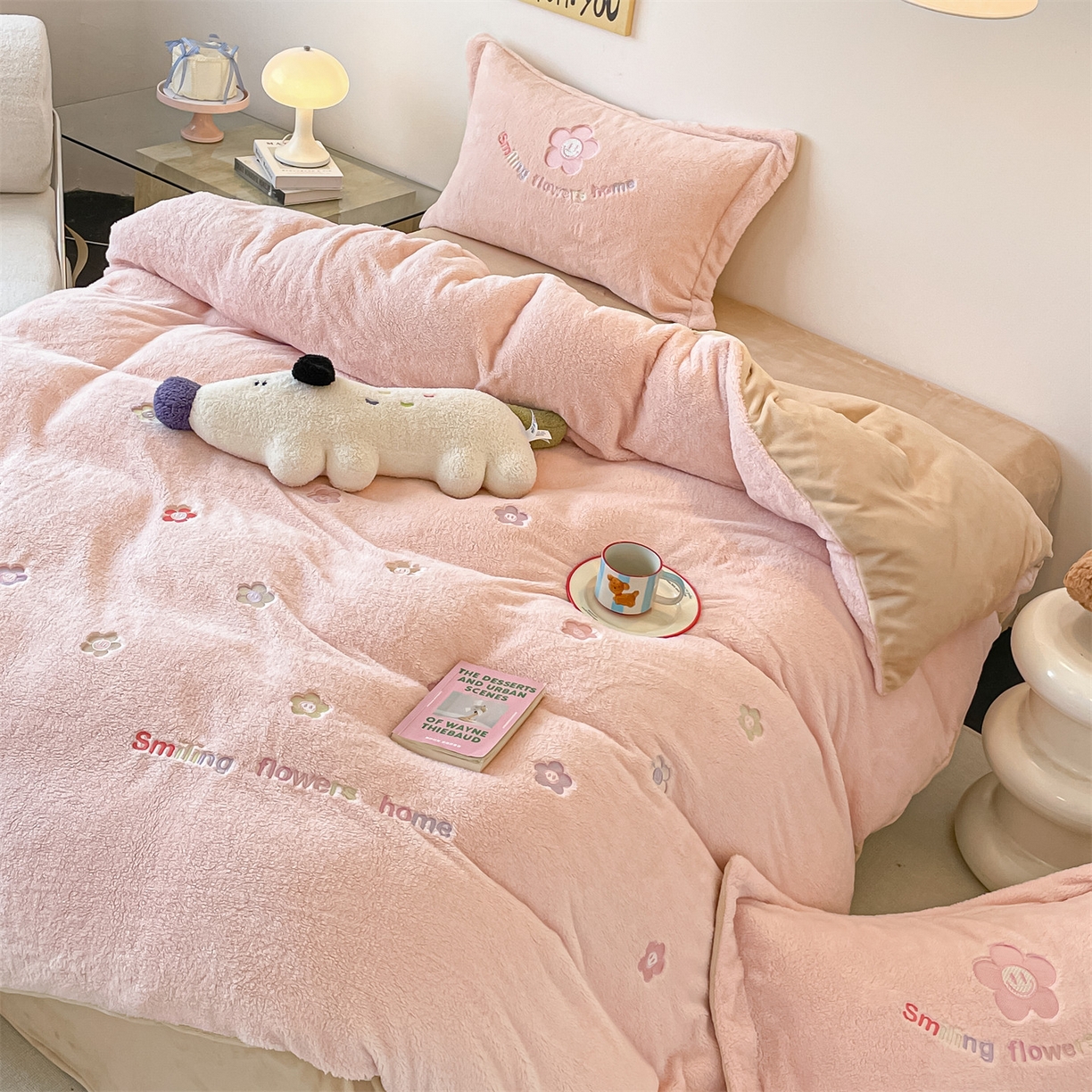 91家纺网 家纺一手货源 找家纺 梦幻之城 2025新款牛奶绒四件套洛可可-朵绒系列 太阳花-靓粉+香槟色