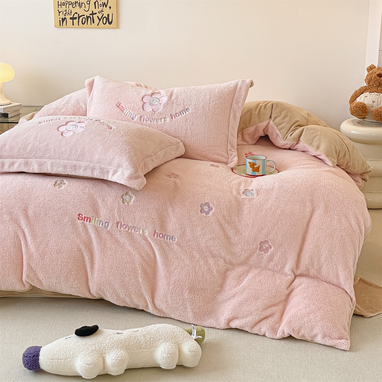 91家纺网 家纺一手货源 找家纺 梦幻之城 2025新款牛奶绒四件套洛可可-朵绒系列 太阳花-靓粉+香槟色