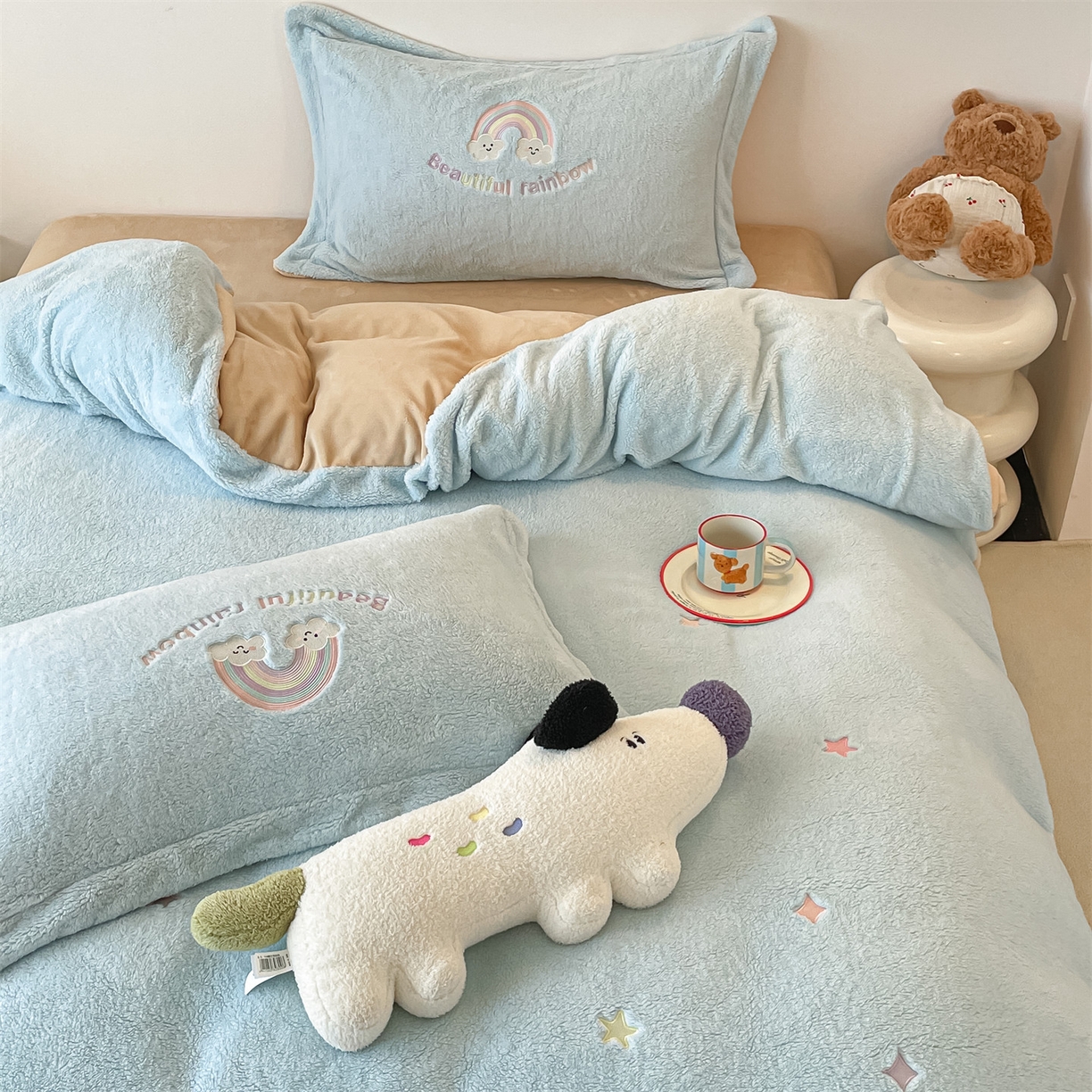 91家纺网 家纺一手货源 找家纺 梦幻之城 2025新款牛奶绒四件套洛可可-朵绒系列 彩虹-天空蓝+香槟色