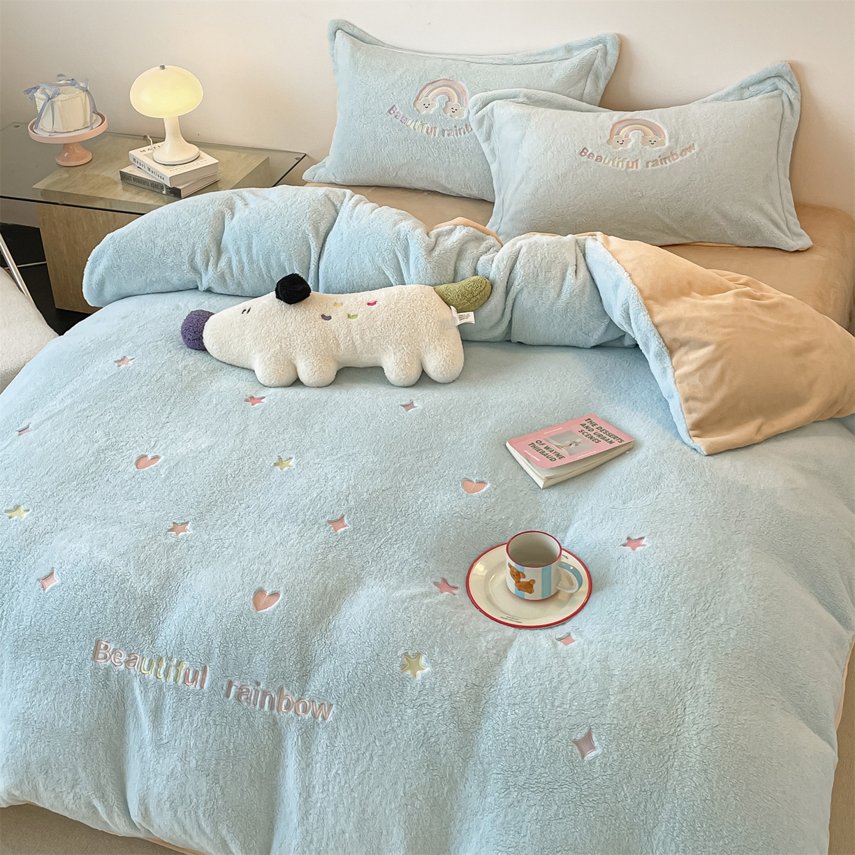91家纺网 家纺一手货源 找家纺 梦幻之城 2025新款牛奶绒四件套洛可可-朵绒系列 彩虹-天空蓝+香槟色