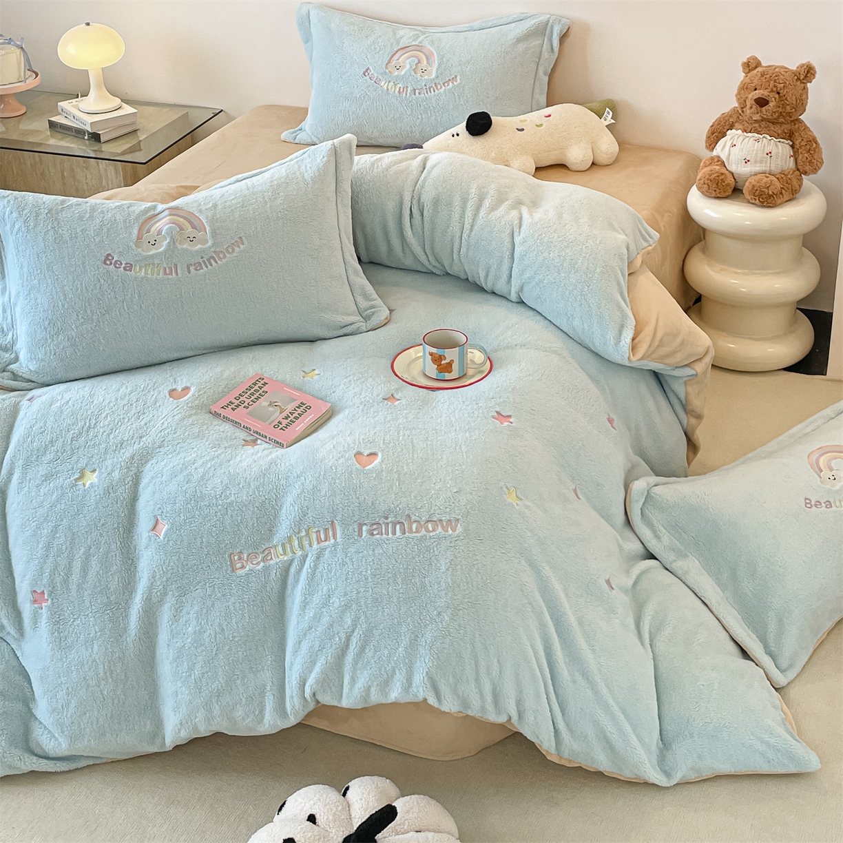 91家纺网 家纺一手货源 找家纺 梦幻之城 2025新款牛奶绒四件套洛可可-朵绒系列 彩虹-天空蓝+香槟色