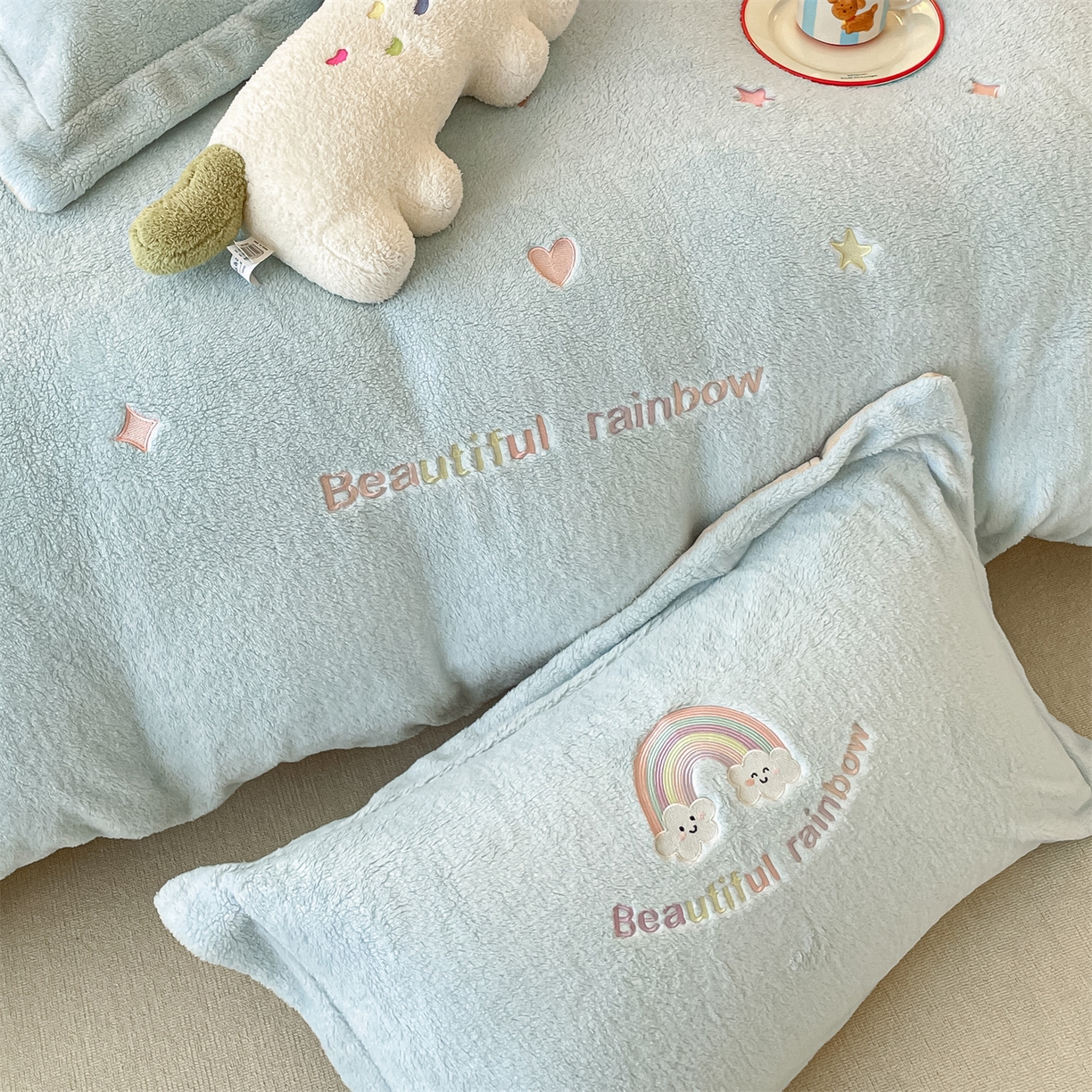 91家纺网 家纺一手货源 找家纺 梦幻之城 2025新款牛奶绒四件套洛可可-朵绒系列 彩虹-天空蓝+香槟色