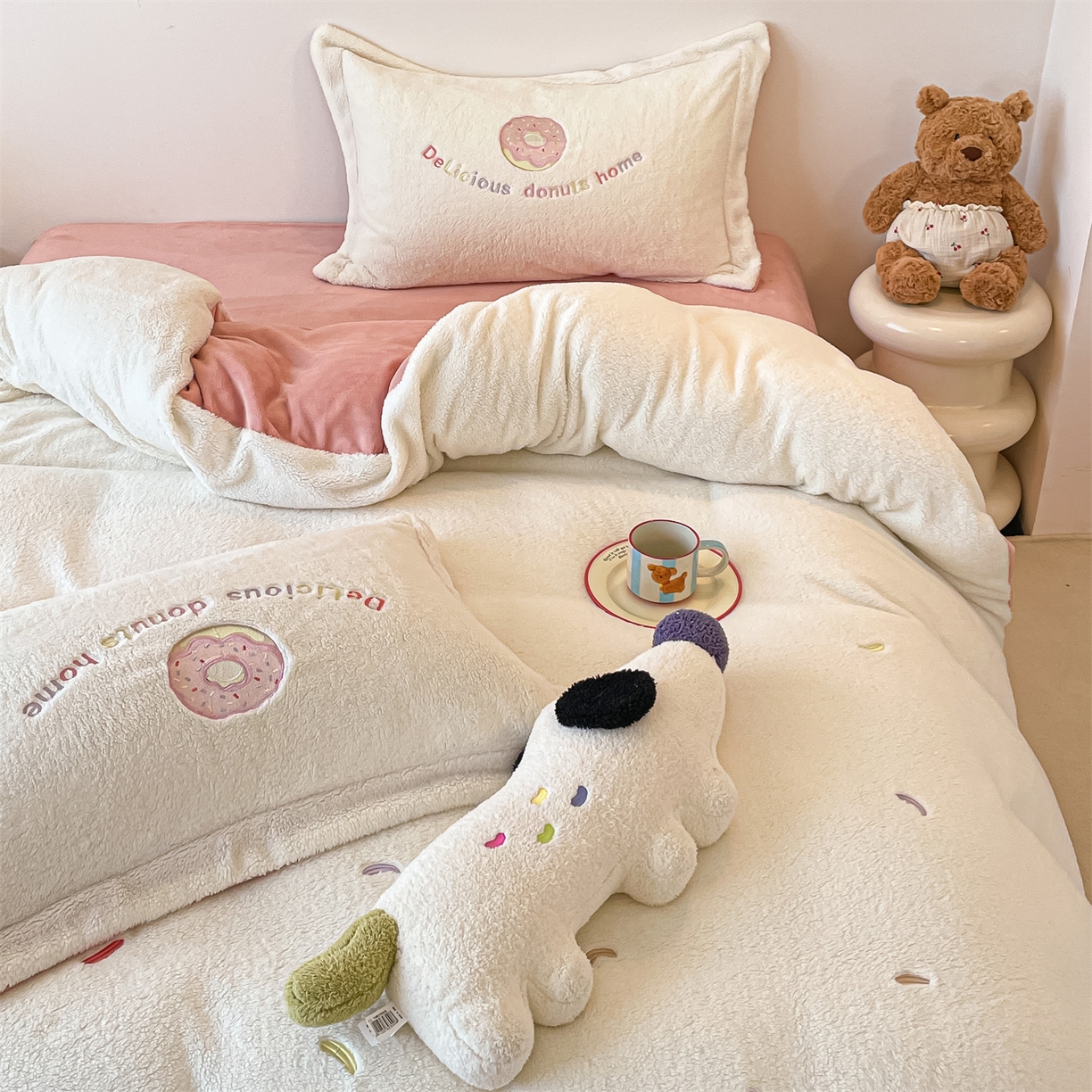 91家纺网 家纺一手货源 找家纺 梦幻之城 2025新款牛奶绒四件套洛可可-朵绒系列 甜甜圈-奶白+橙意粉