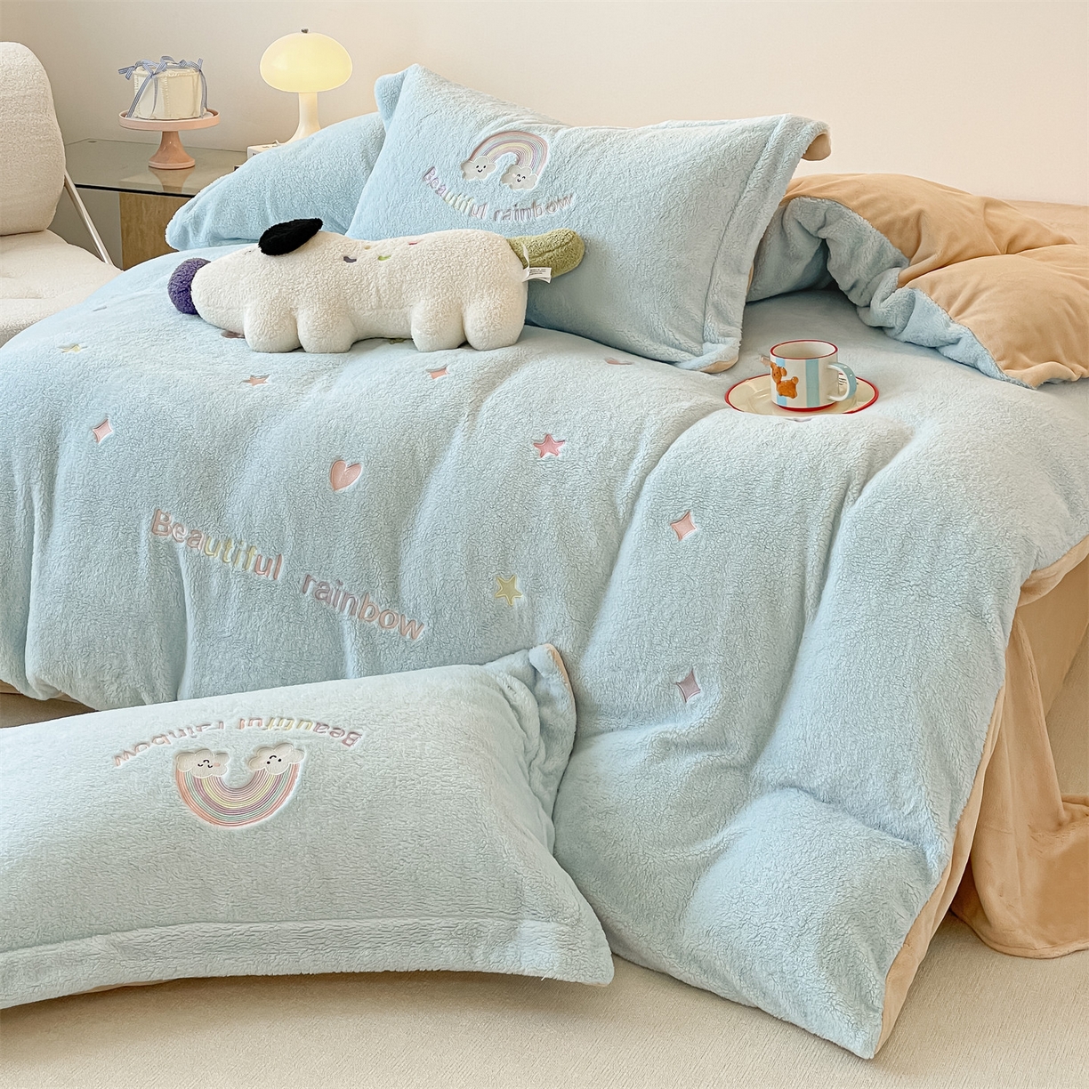 91家纺网 家纺一手货源 找家纺 梦幻之城 2025新款牛奶绒四件套洛可可-朵绒系列 彩虹-天空蓝+香槟色