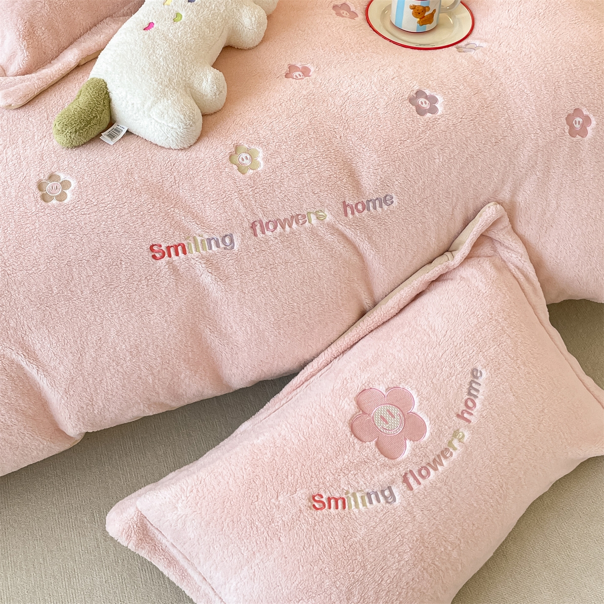 91家纺网 家纺一手货源 找家纺 梦幻之城 2025新款牛奶绒四件套洛可可-朵绒系列 太阳花-靓粉+香槟色