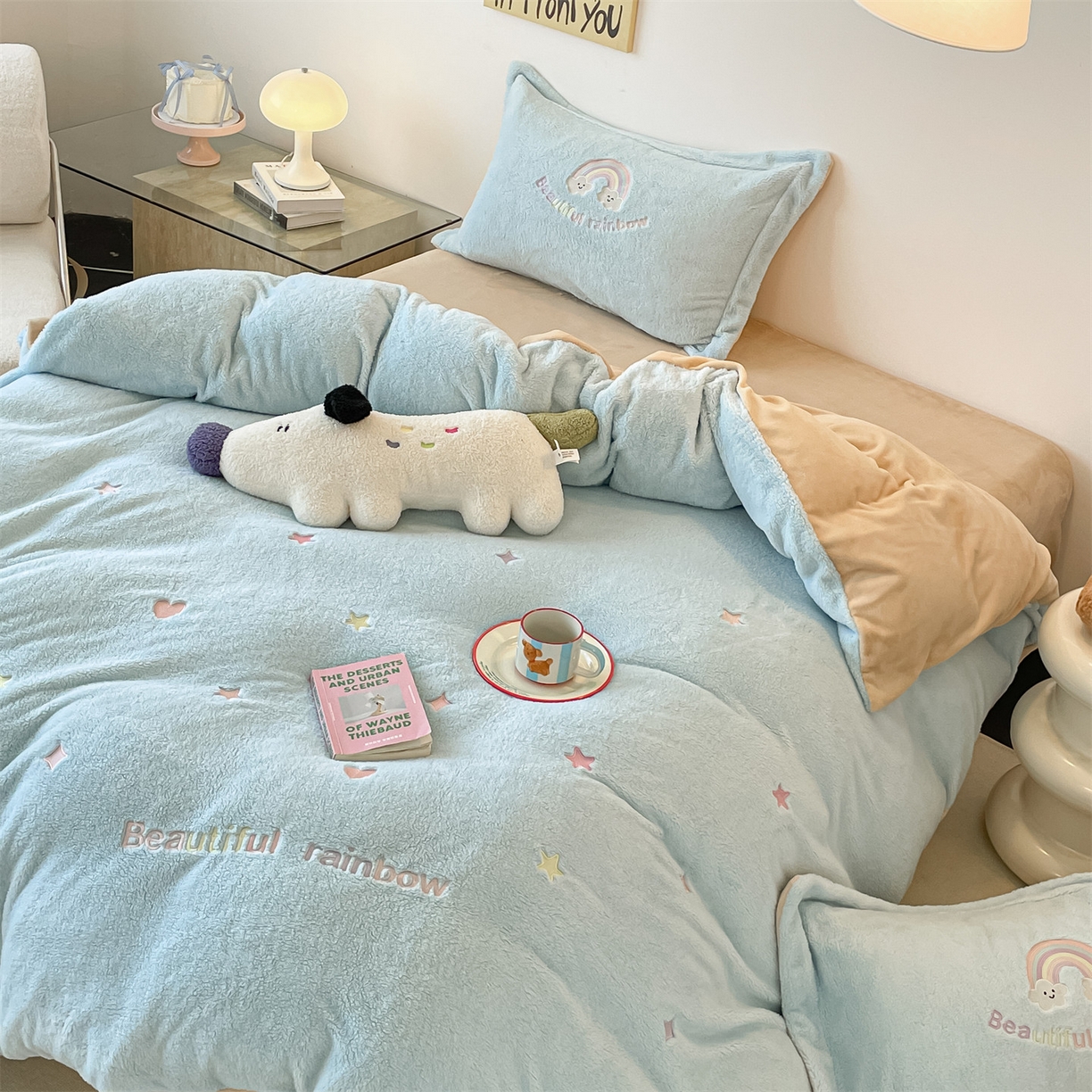 91家纺网 家纺一手货源 找家纺 梦幻之城 2025新款牛奶绒四件套洛可可-朵绒系列 彩虹-天空蓝+香槟色