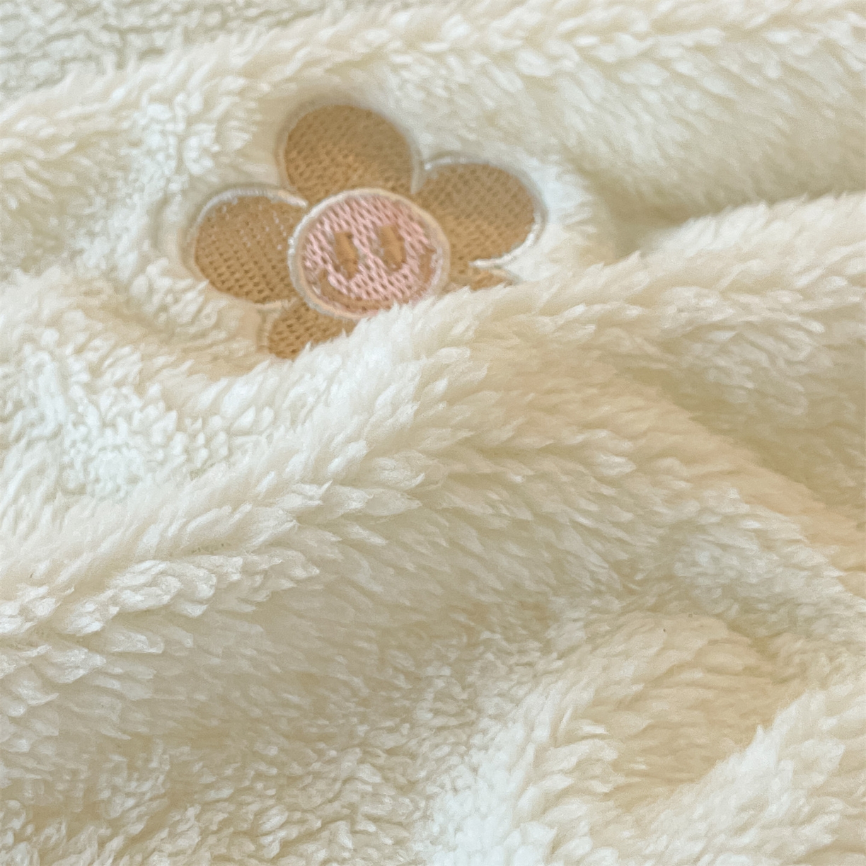 91家纺网 家纺一手货源 找家纺 梦幻之城 2025新款牛奶绒四件套洛可可-朵绒系列 太阳花-奶白+天空蓝