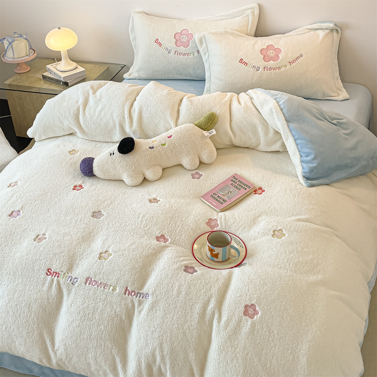 91家纺网 家纺一手货源 找家纺 梦幻之城 2025新款牛奶绒四件套洛可可-朵绒系列 太阳花-奶白+天空蓝