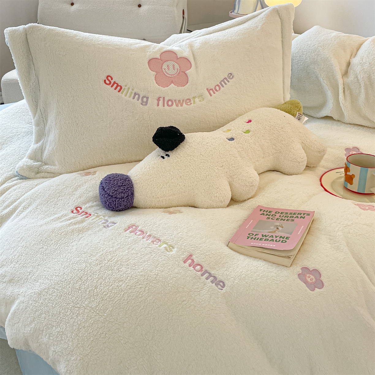 91家纺网 家纺一手货源 找家纺 梦幻之城 2025新款牛奶绒四件套洛可可-朵绒系列 太阳花-奶白+天空蓝