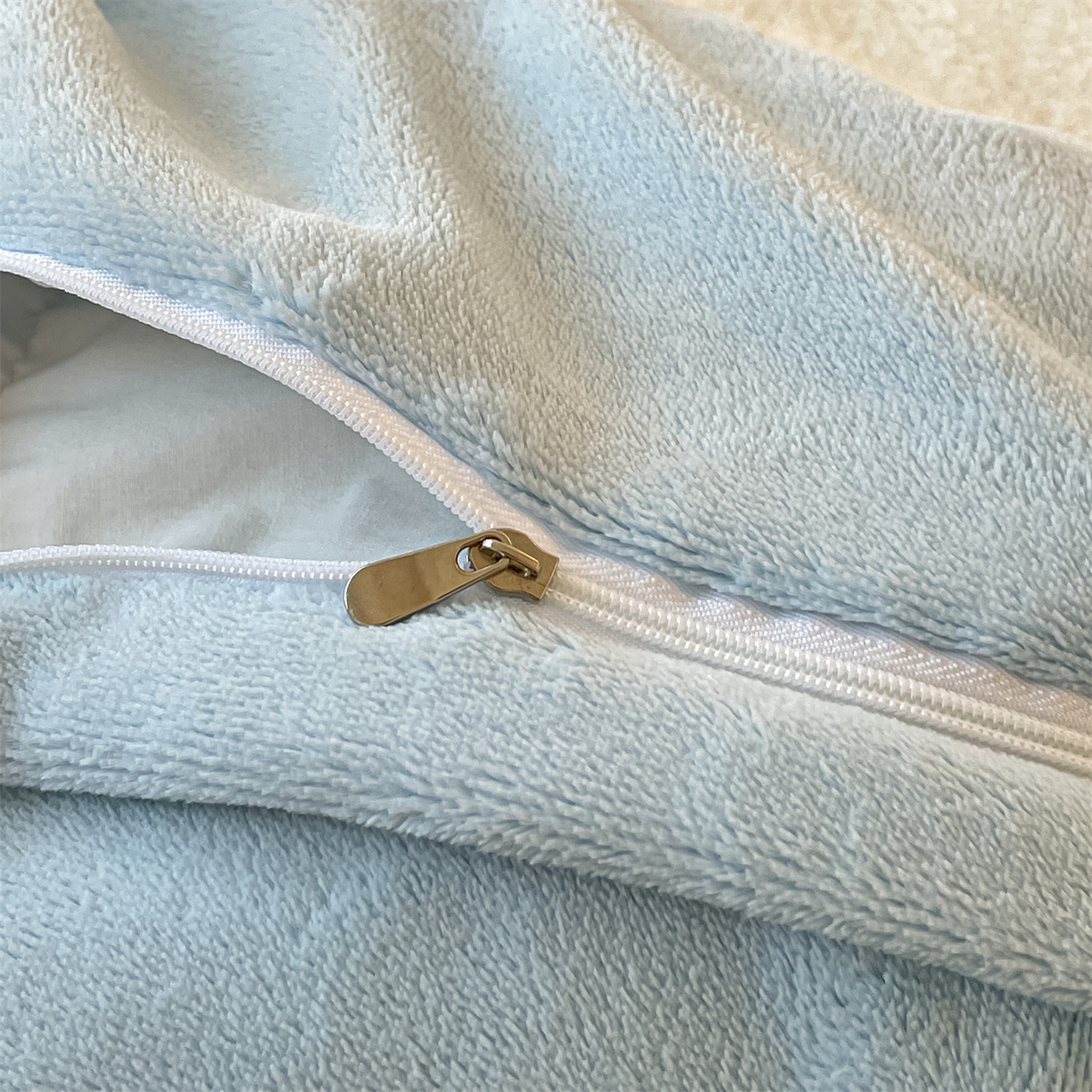 91家纺网 家纺一手货源 找家纺 梦幻之城 2025新款牛奶绒四件套洛可可-朵绒系列 太阳花-奶白+天空蓝