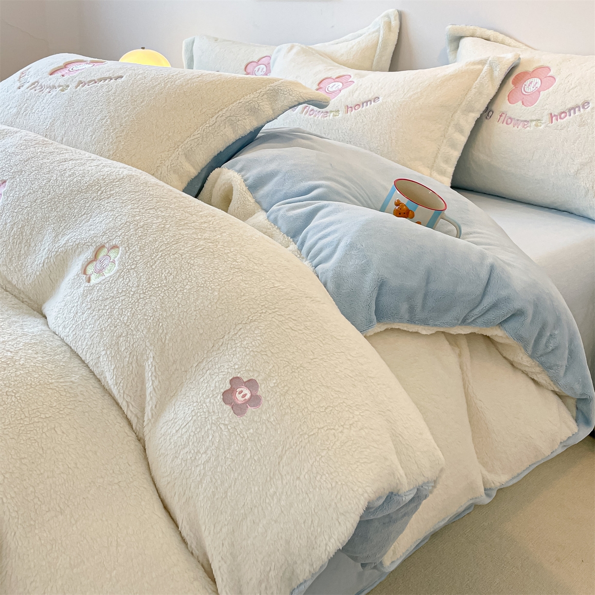 91家纺网 家纺一手货源 找家纺 梦幻之城 2025新款牛奶绒四件套洛可可-朵绒系列 太阳花-奶白+天空蓝