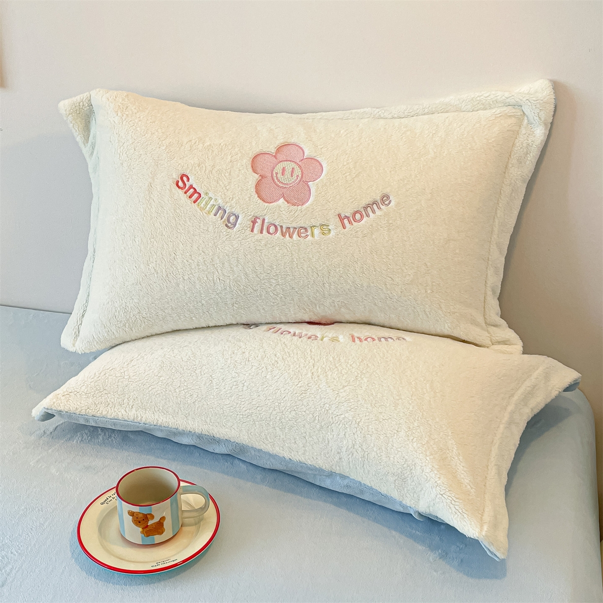 91家纺网 家纺一手货源 找家纺 梦幻之城 2025新款牛奶绒四件套洛可可-朵绒系列 太阳花-奶白+天空蓝