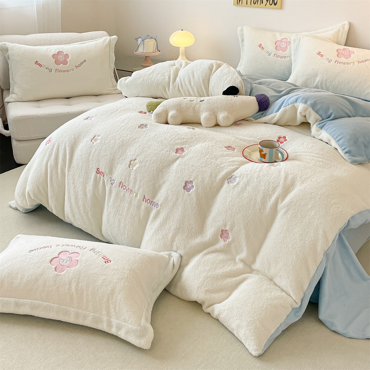 91家纺网 家纺一手货源 找家纺 梦幻之城 2025新款牛奶绒四件套洛可可-朵绒系列 太阳花-奶白+天空蓝