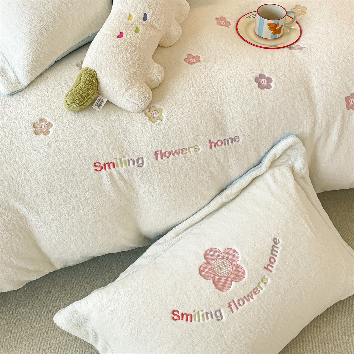 91家纺网 家纺一手货源 找家纺 梦幻之城 2025新款牛奶绒四件套洛可可-朵绒系列 太阳花-奶白+天空蓝