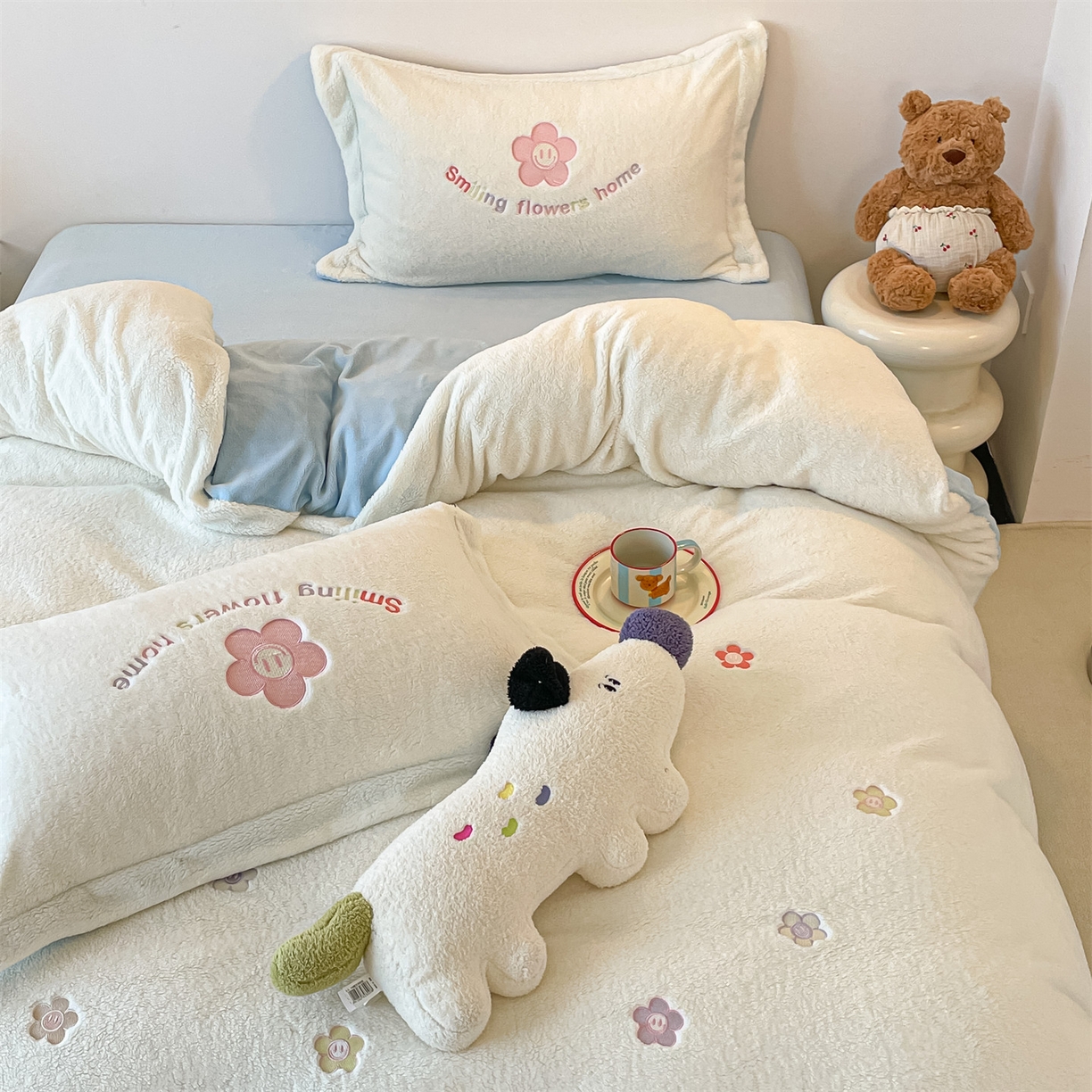 91家纺网 家纺一手货源 找家纺 梦幻之城 2025新款牛奶绒四件套洛可可-朵绒系列 太阳花-奶白+天空蓝